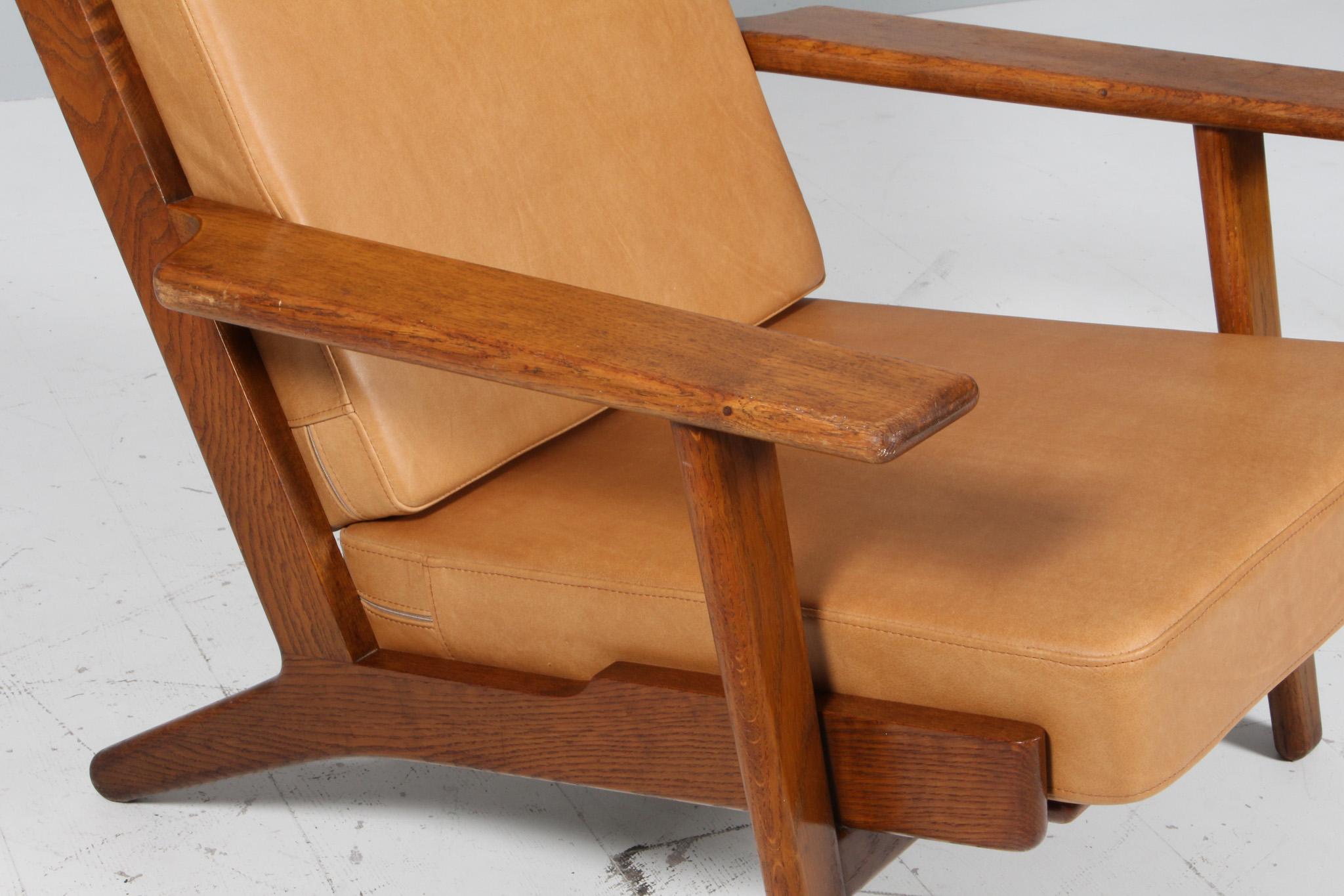 Danois Hans J. Wegner, Lounge Chair, Model 290A, smoked oak en vente