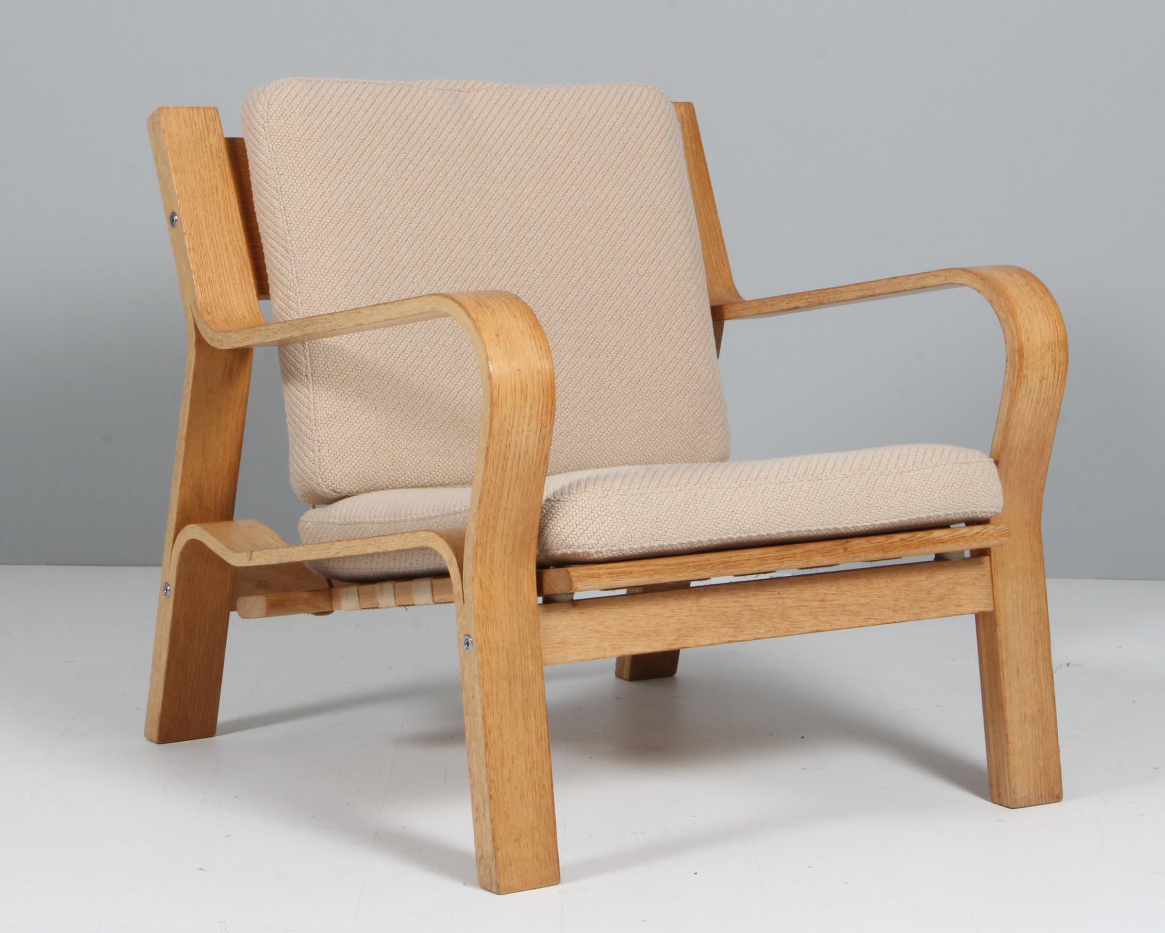 Hans J. Wegner lounge chair made bended oak veener. Cotton cord in back

New upholstered with Coda 2 fabric for kvadrat

Model 671, made by GETAMA.

 