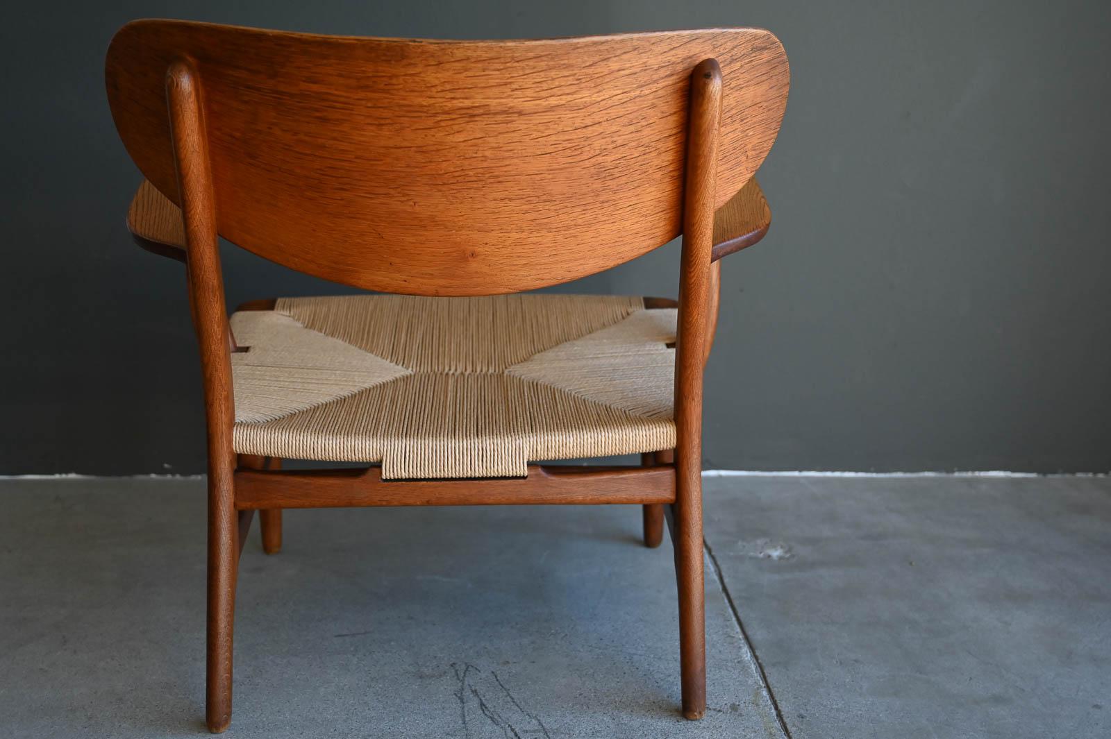 Hans J. Wegner Lounge Chair, Model CH-22, ca. 1950 In Good Condition For Sale In Costa Mesa, CA