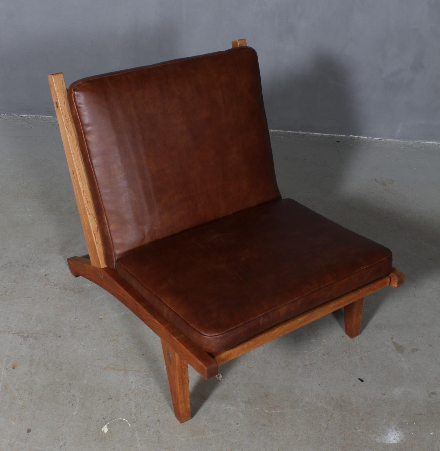 Hans J. Wegner lounge chair with loose cushions new upholstered with brown aniline leather.

Frame of oak.

Model GE-370, made by GETAMA.