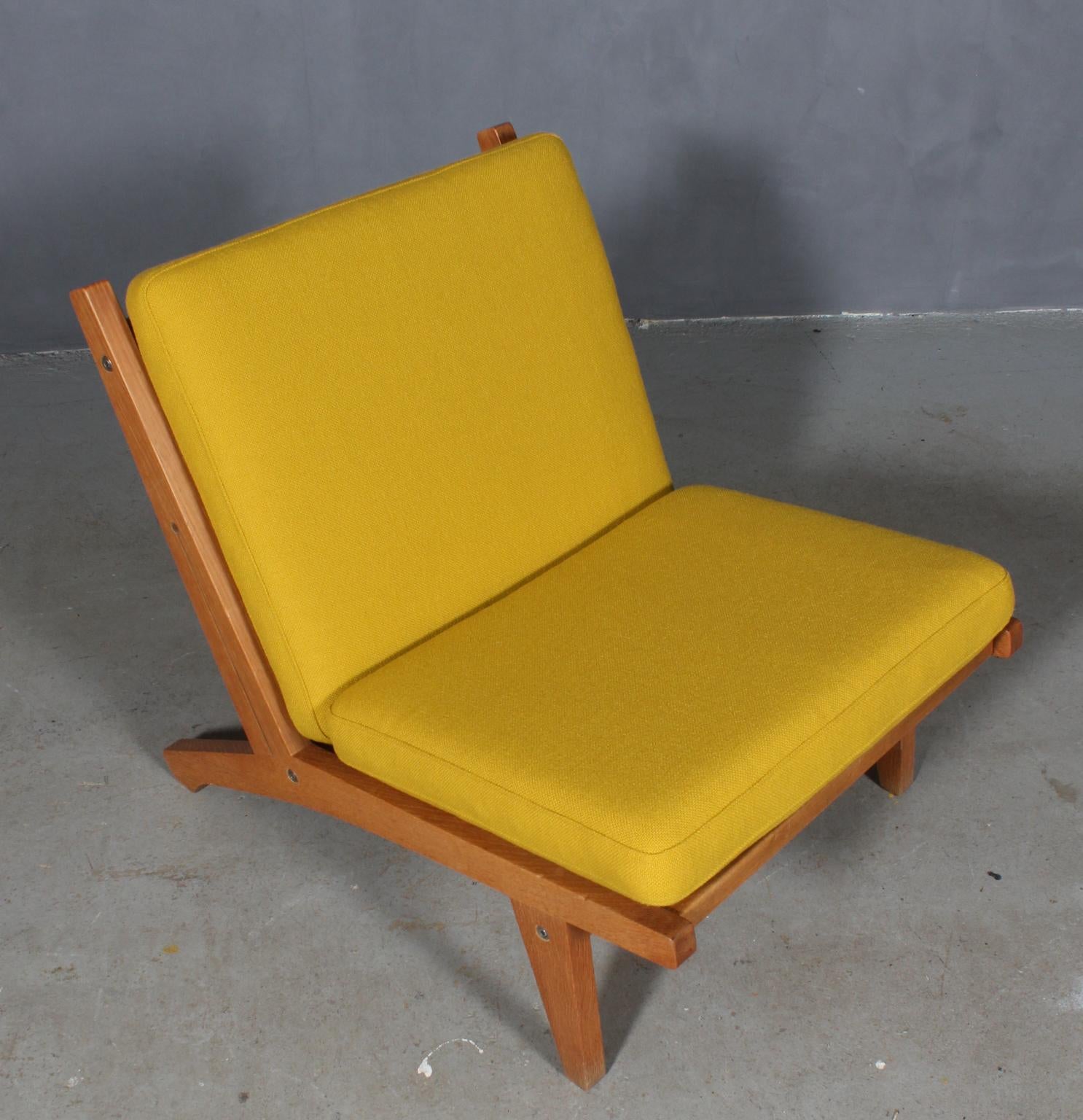 Chaise longue Hans J. Wegner avec coussins détachés, nouvellement recouverte de laine Hallingdal jaune de Kvadrat.

Cadre en chêne.

Modèle GE-370, fabriqué par GETAMA.