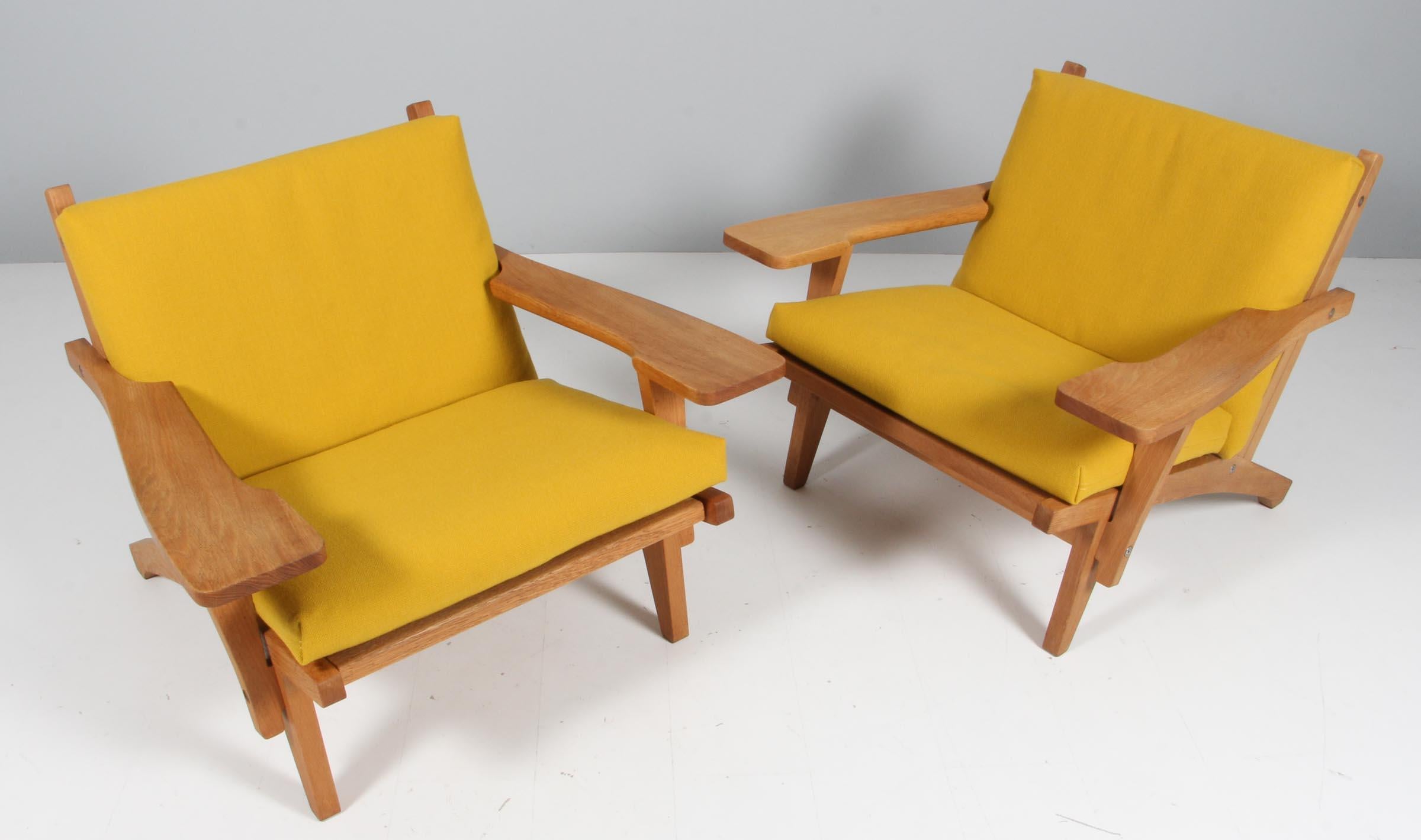 Hans J. Wegner lounge chair with loose cushions new upholstered with antifabric 130 from Kvadrat

Frame of oak. With armrests.

Model GE-370, made by GETAMA.