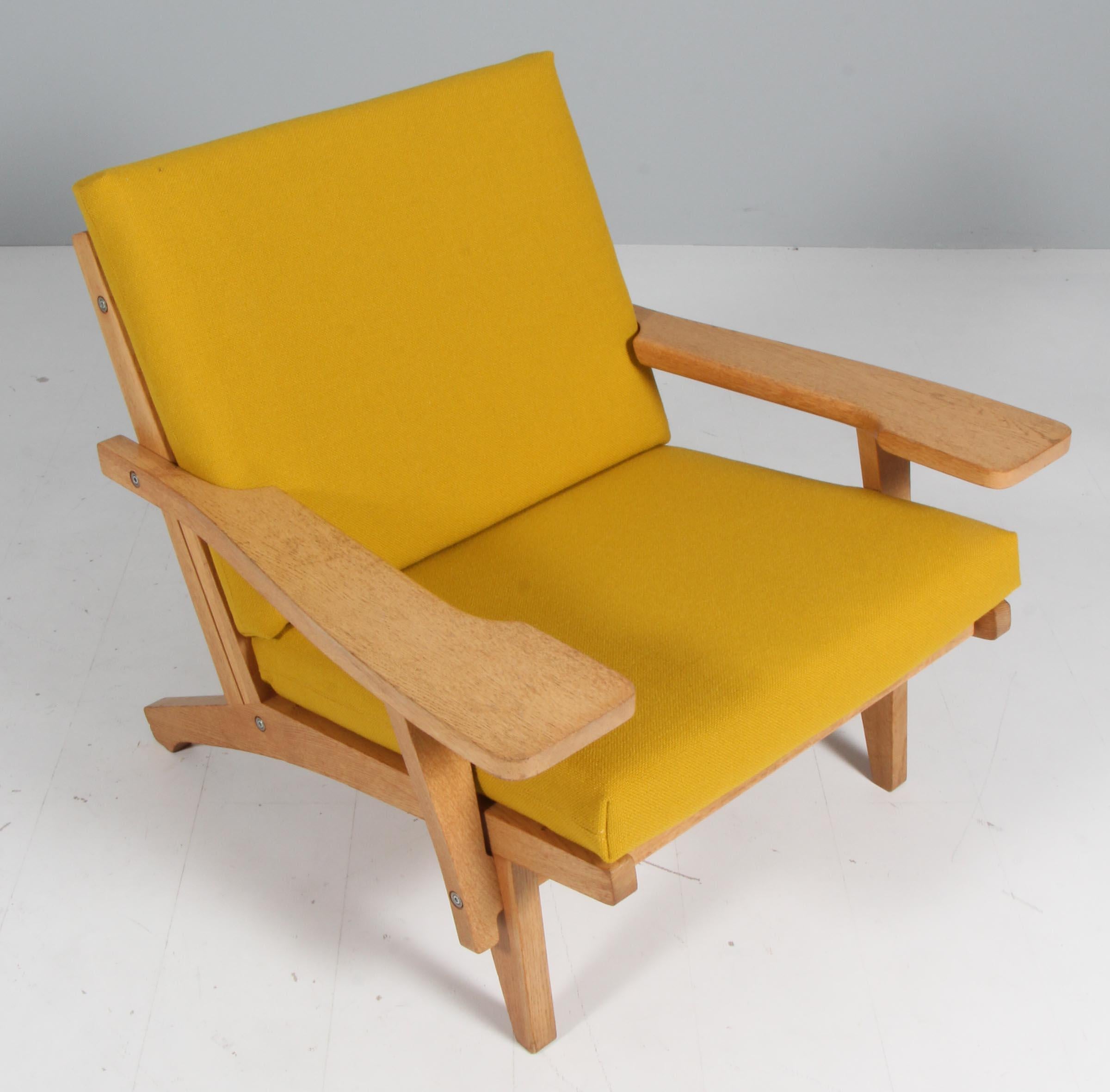Hans J. Wegner lounge chair with loose cushions new upholstered with Hallingdal wool from Kvadrat

Frame of oak. With armrests.

Model GE-370, made by GETAMA.