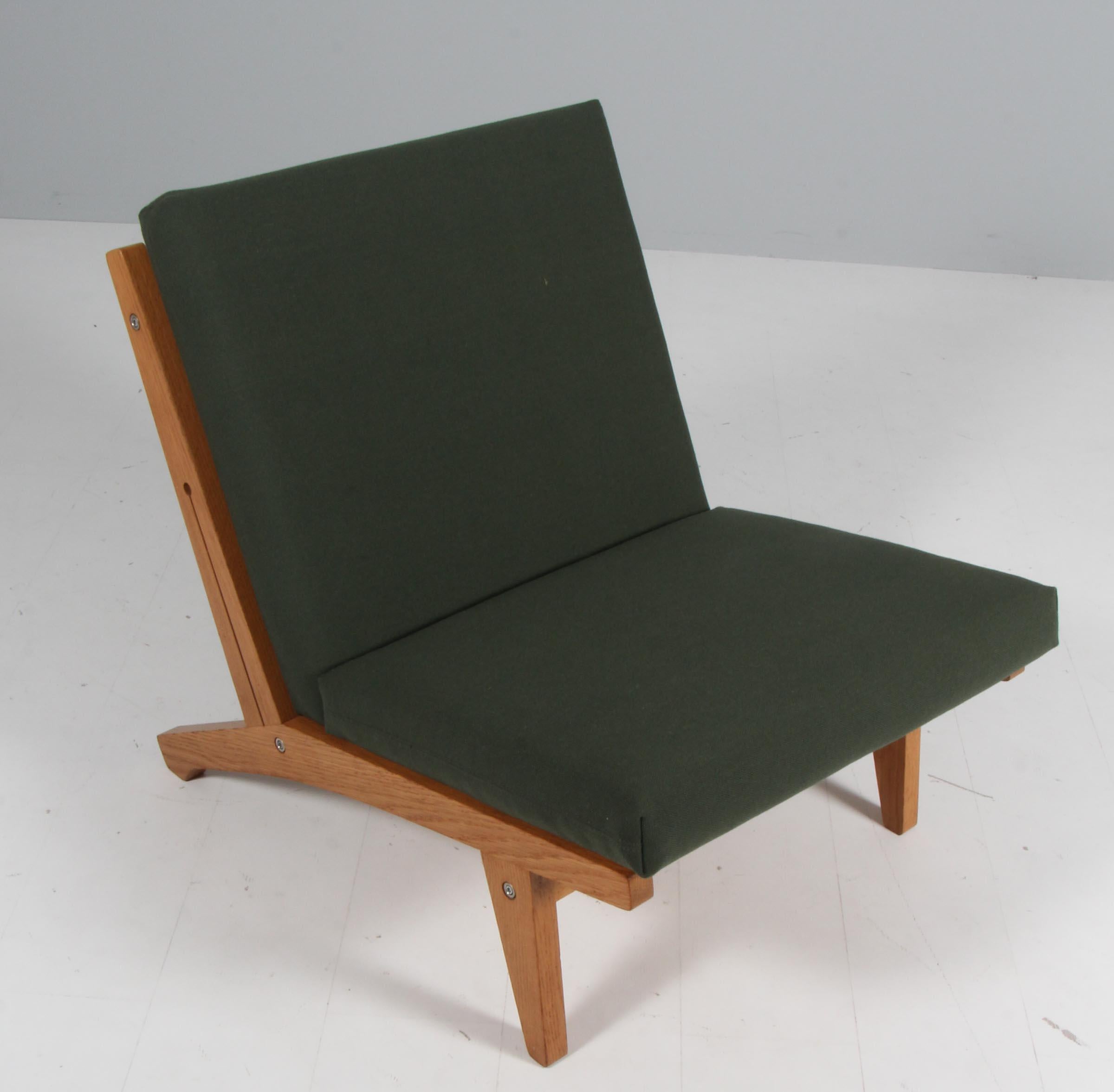 Hans J. Wegner lounge chair with loose cushions new upholstered with green Hallingdal from Kvadrat.

Frame of solid oak

Model GE-370, made by GETAMA.
