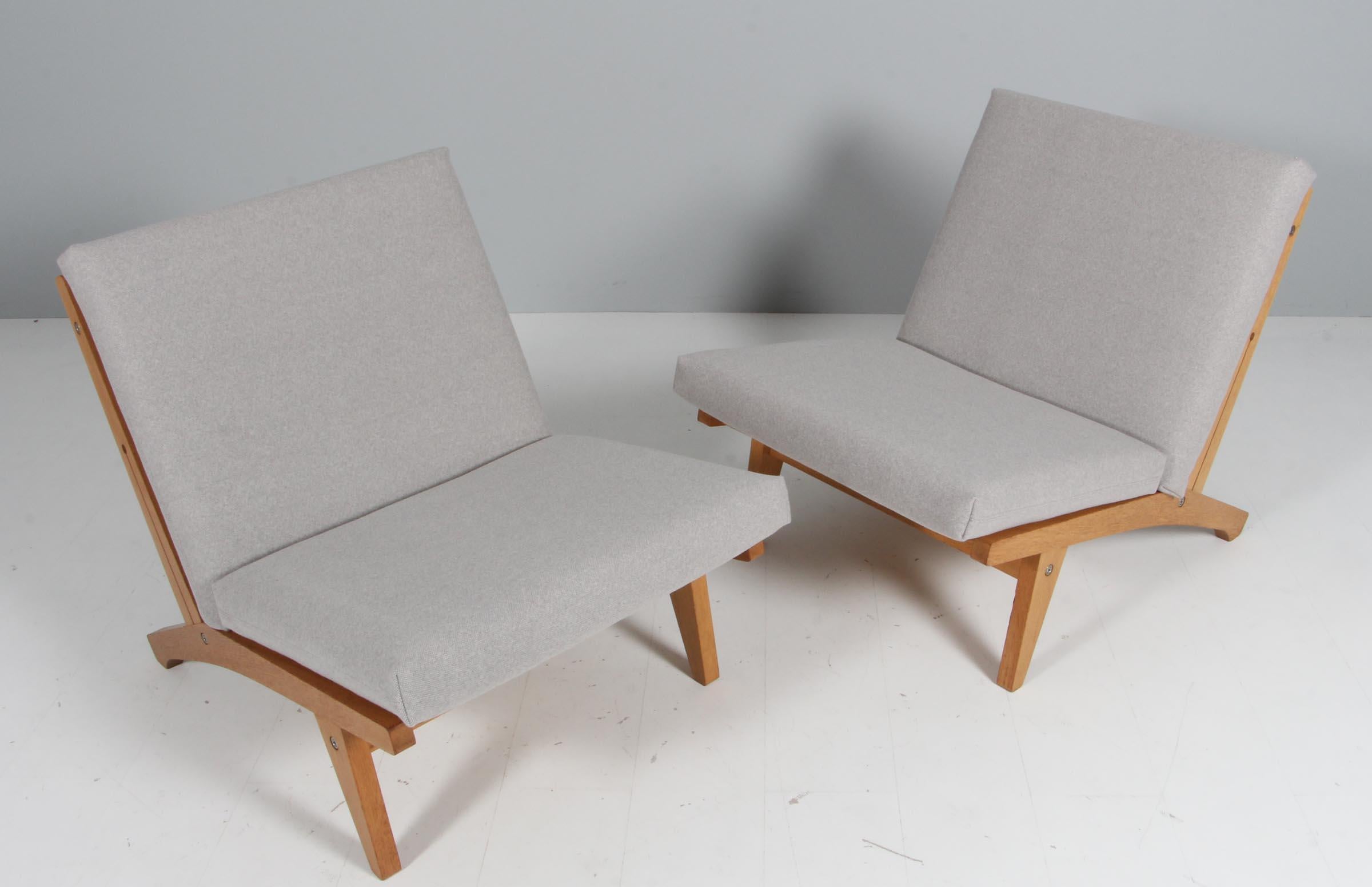 Hans J. Wegner lounge chairs with loose cushions new upholstered with grey 130 Antifabric wool from Kvadrat.

Frame of solid oak

Model GE-370, made by GETAMA.
