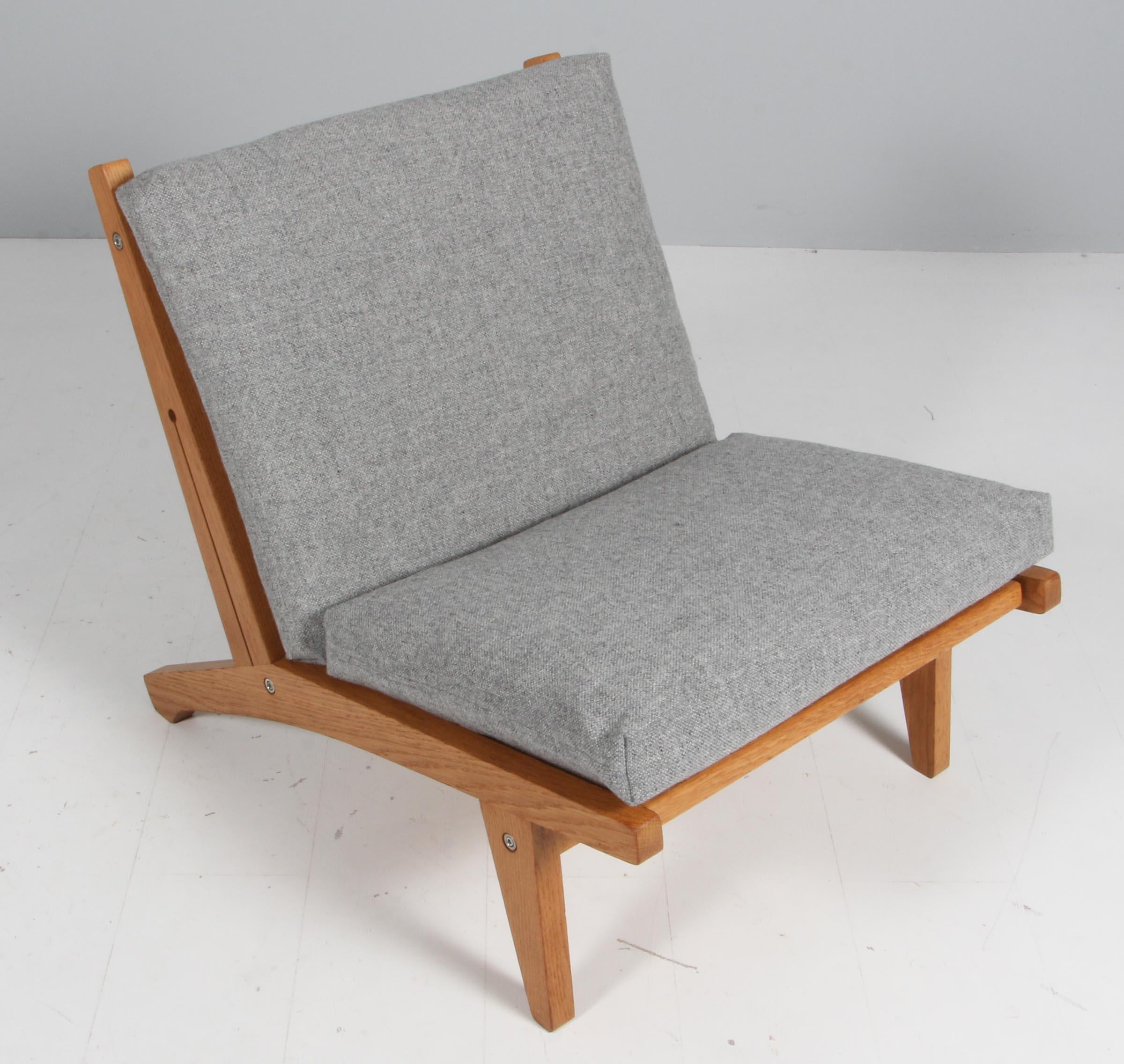 Hans J. Wegner lounge chair with loose cushions new upholstered with grey 130 Hallingdal from Kvadrat.

Frame of solid oak

Model GE-370, made by GETAMA.