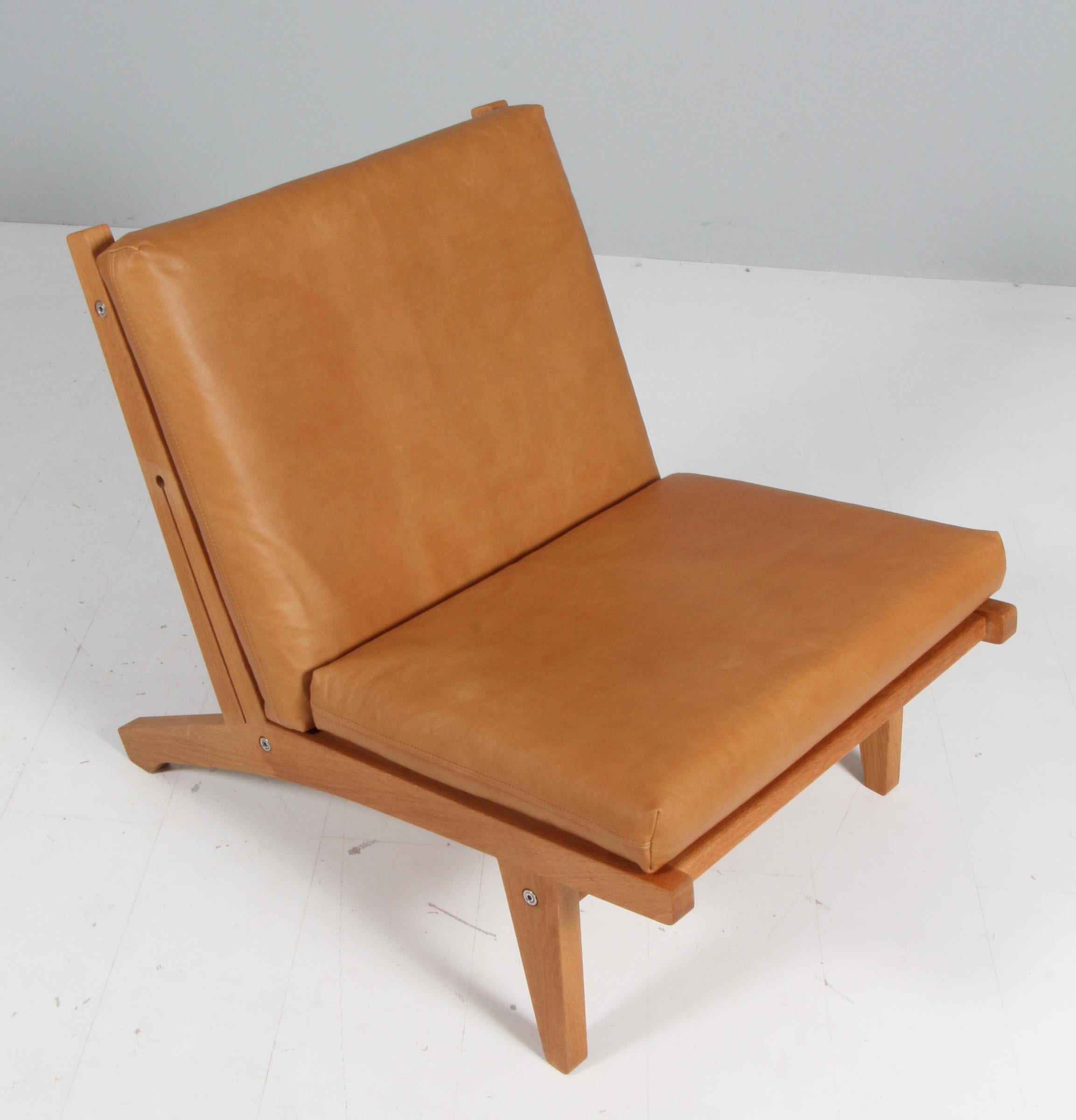 Hans J. Wegner lounge chair with loose cushions new upholstered with vintage tan full grain aniline leather.

Frame of solid oak

Model GE-370, made by GETAMA.