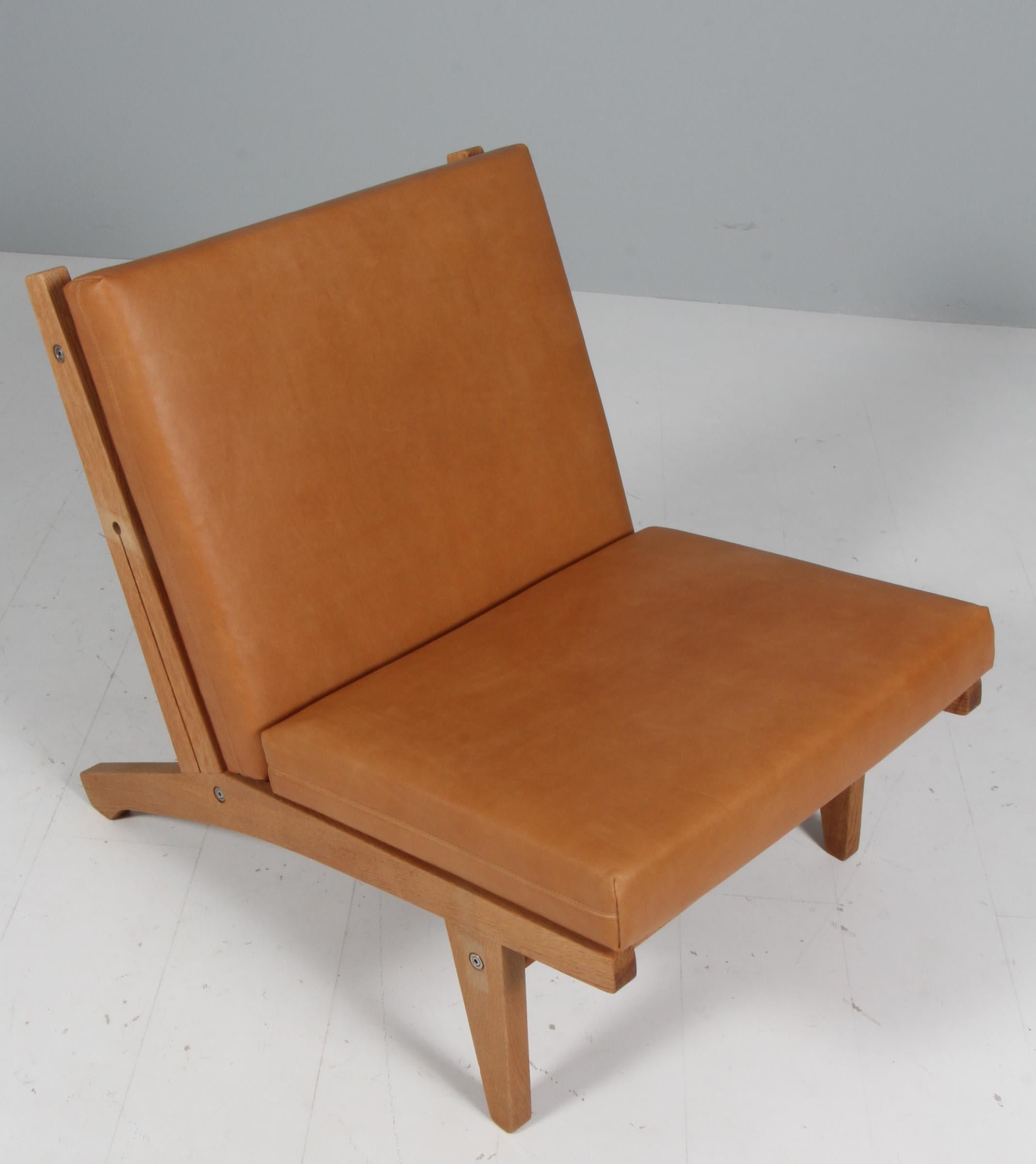 Chaise de salon Hans J. Wegner avec coussins détachés, nouvellement recouverte de cuir aniline pleine fleur de couleur tannée.

Cadre en chêne massif

Modèle GE-370, fabriqué par GETAMA.