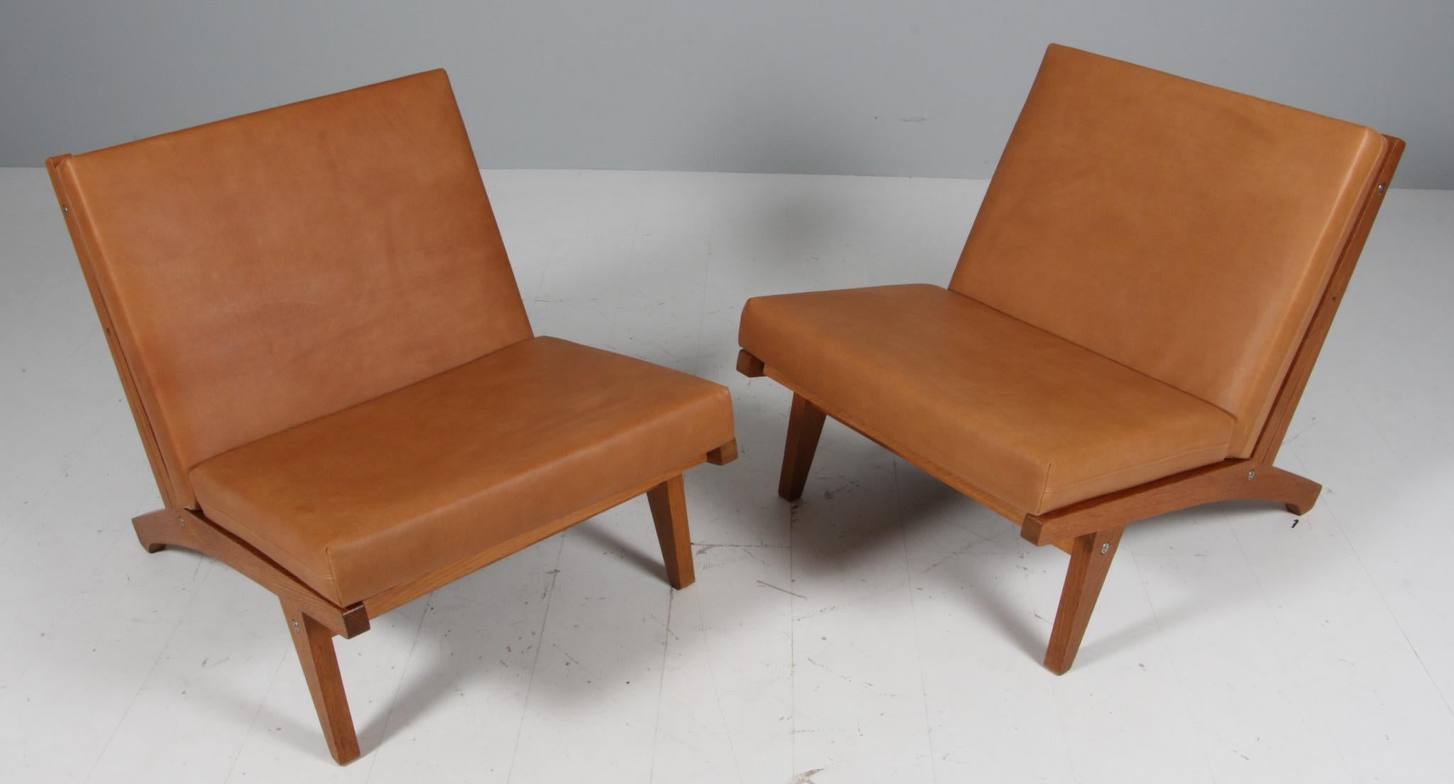 Chaise de salon Hans J. Wegner avec coussins détachés, nouvellement recouverte de cuir aniline pleine fleur de couleur tannée.

Cadre en chêne massif huilé

Modèle GE-370, fabriqué par GETAMA.