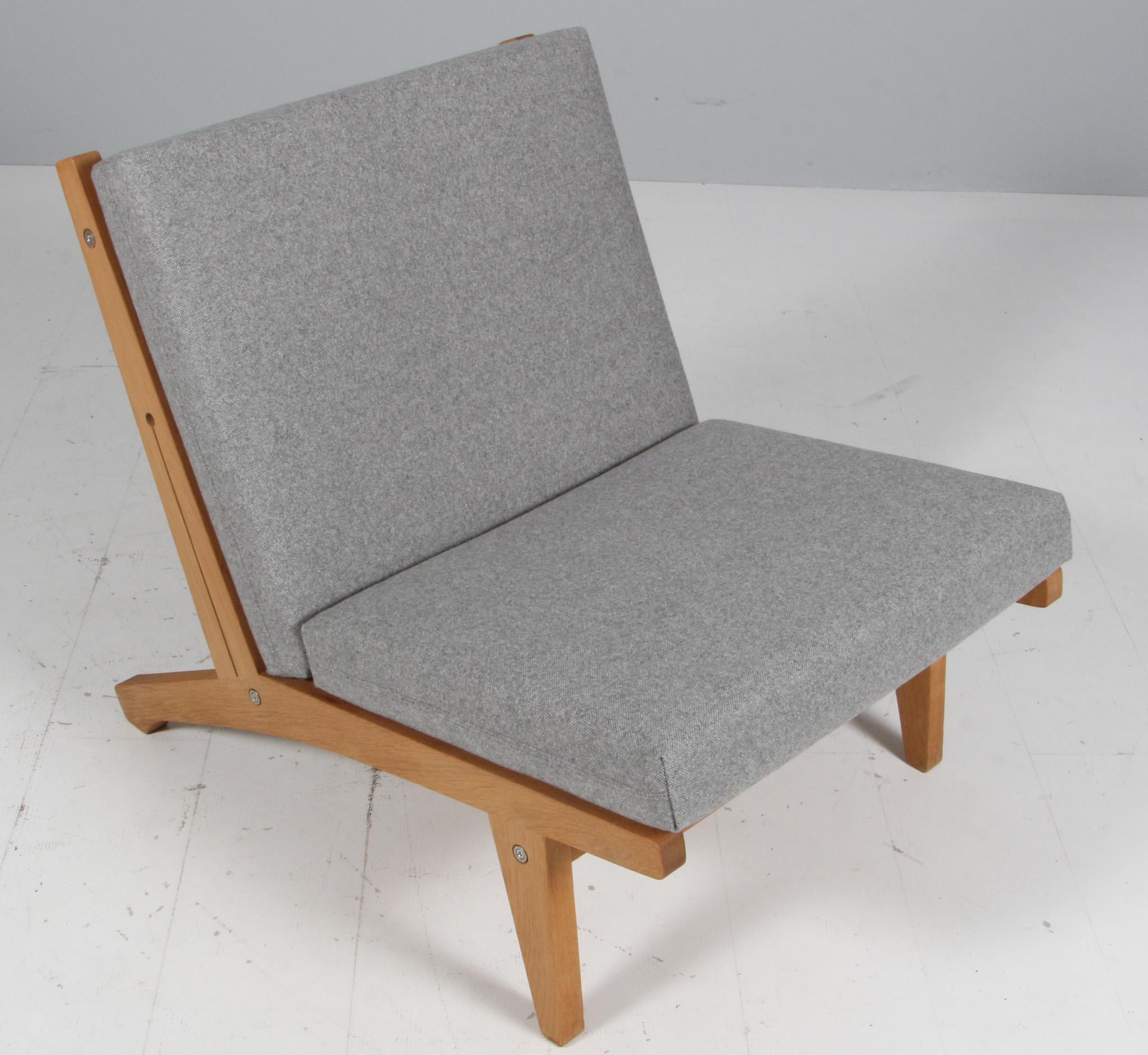 Chaise longue Hans J. Wegner avec coussins détachés, nouvellement tapissée de laine gris clair.

Cadre en chêne massif traité au savon

Modèle GE-370, fabriqué par GETAMA.