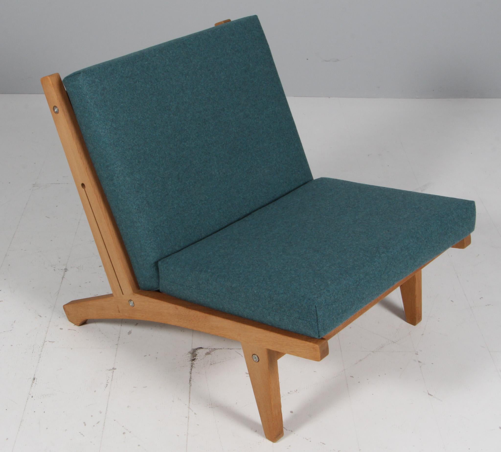Chaise longue Hans J. Wegner avec coussins détachés, nouvellement tapissée de laine bleue.

Cadre en chêne massif traité au savon

Modèle GE-370, fabriqué par GETAMA.