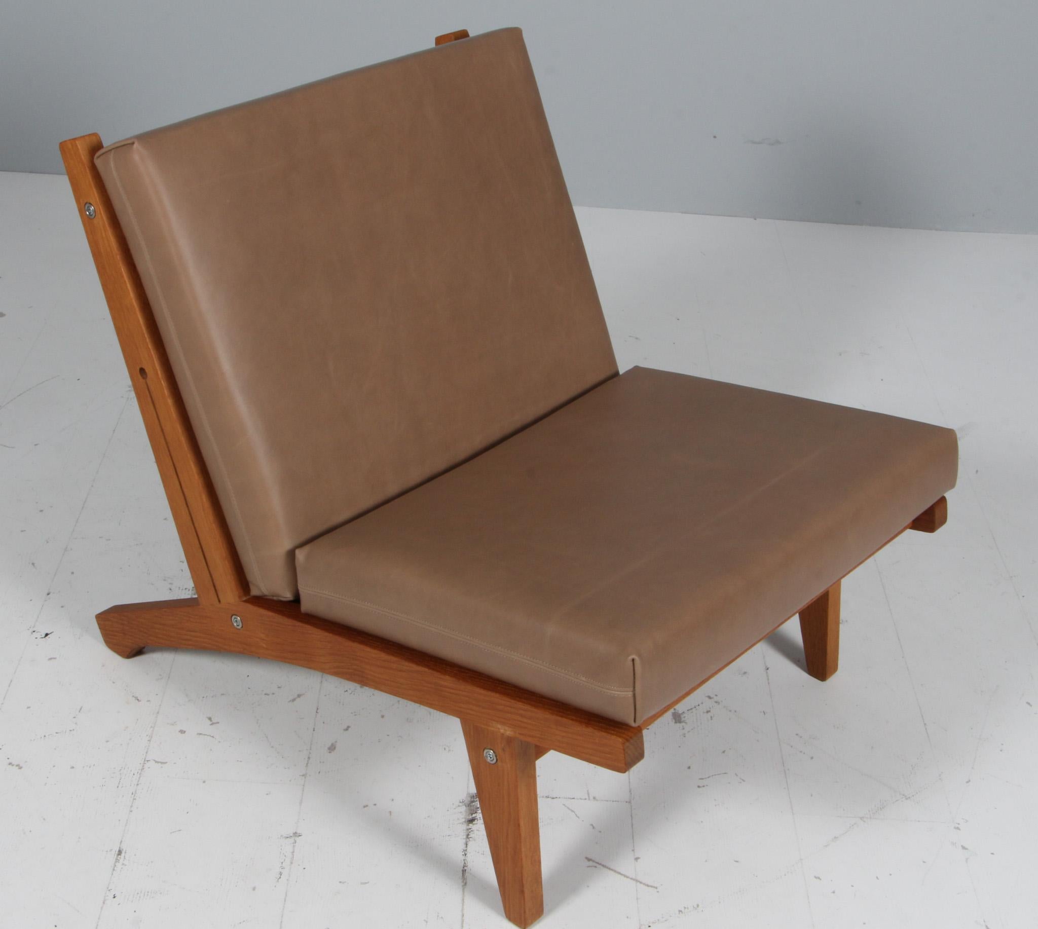 Chaise longue Hans J. Wegner avec coussins détachés, nouvellement recouverte de cuir pleine fleur à l'aniline de Sørensen.

Cadre en chêne massif traité au savon

Modèle GE-370, fabriqué par GETAMA.