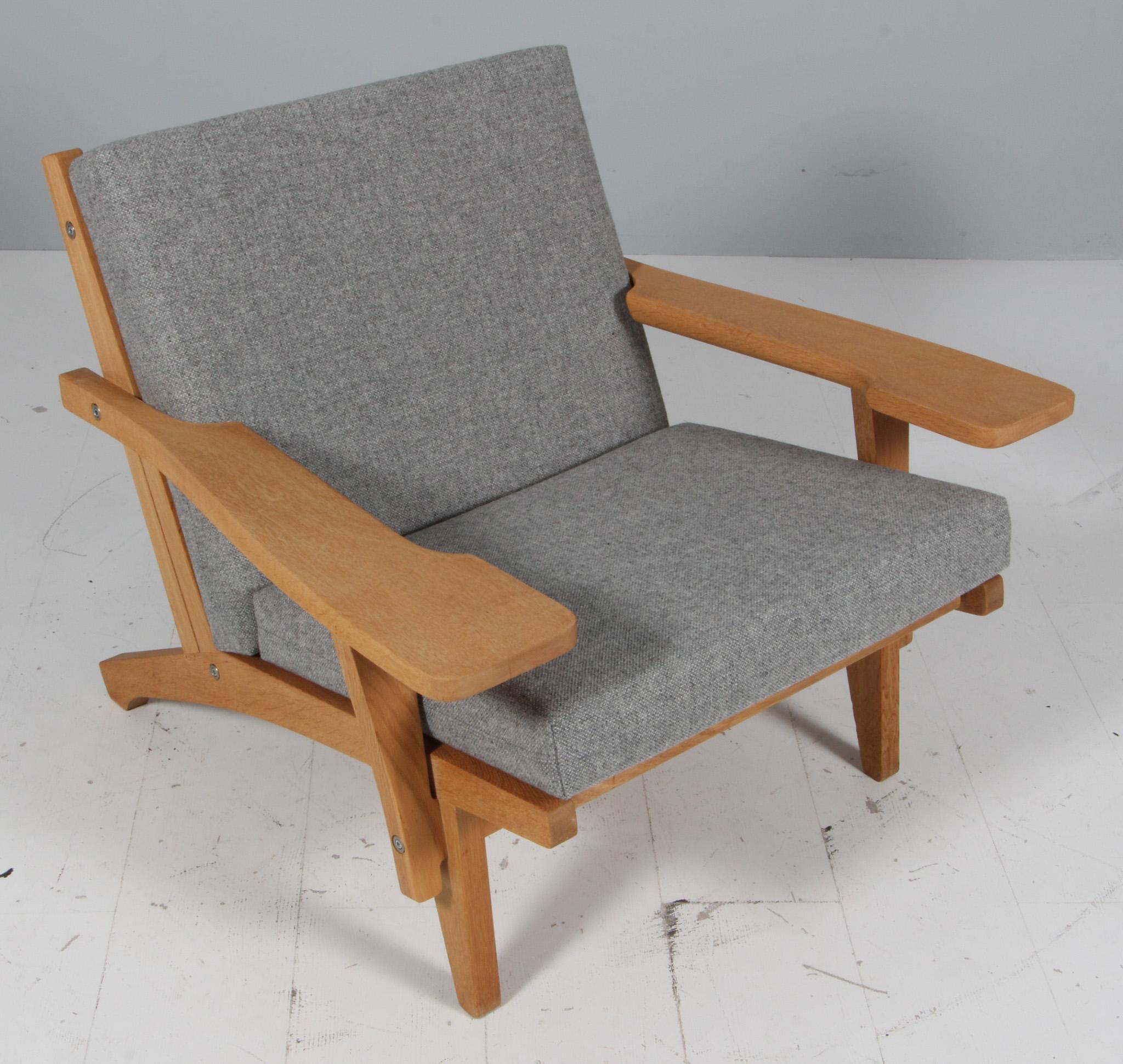 Chaise longue Hans J. Wegner avec coussins détachés, nouvellement recouverte de laine Hallingdal de Kvadrat

Cadre en chêne. Avec accoudoirs.

Modèle GE-370, fabriqué par GETAMA.