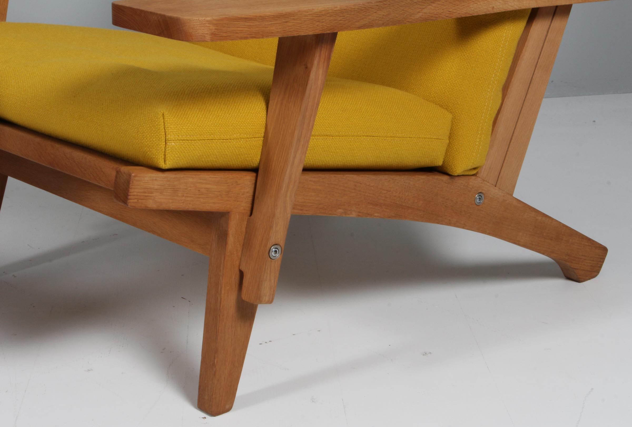 Hans J. Wegner Lounge Chair, Model GE-370 In Good Condition In Esbjerg, DK
