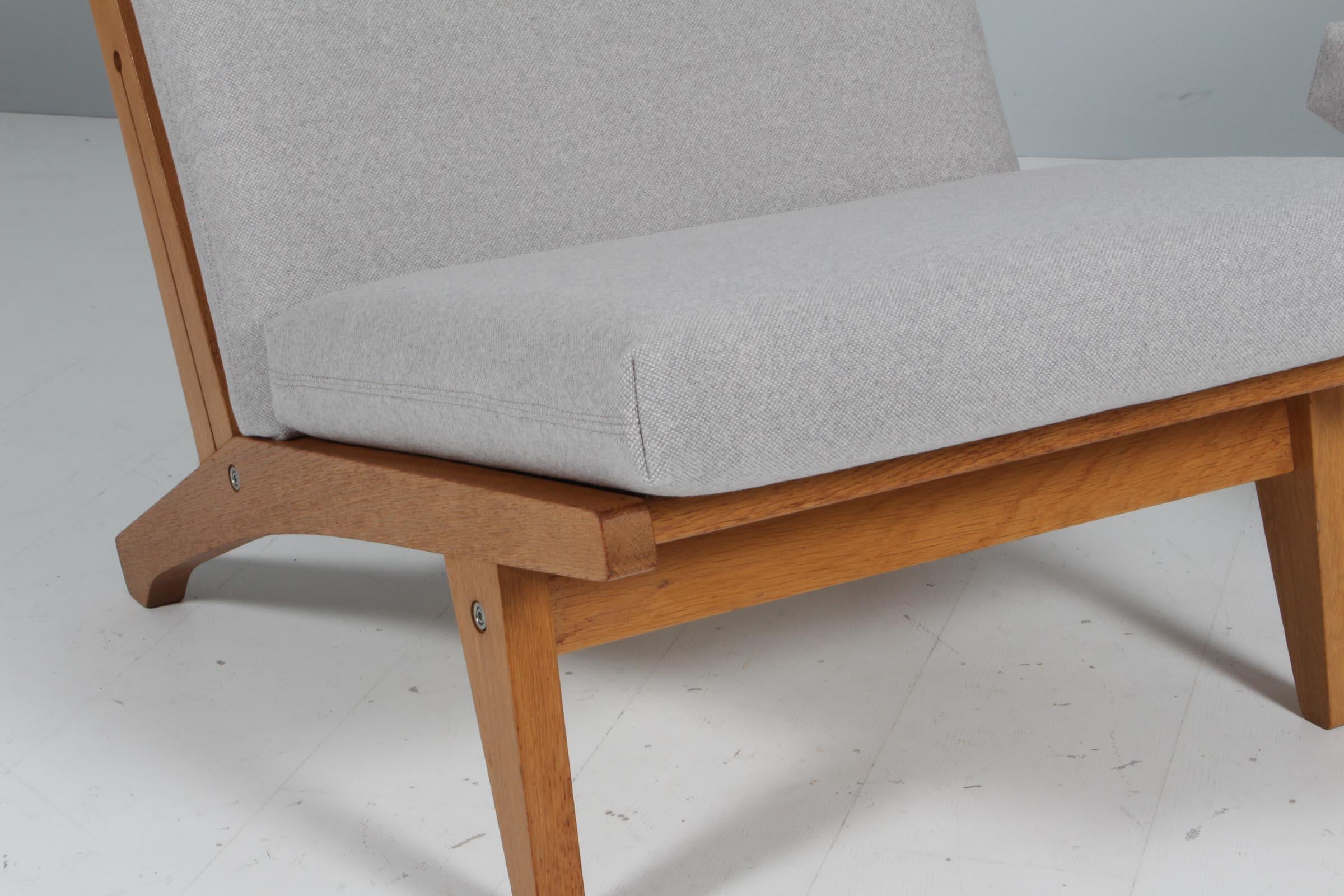 Hans J. Wegner Lounge Chair, Model GE-370 In Excellent Condition In Esbjerg, DK