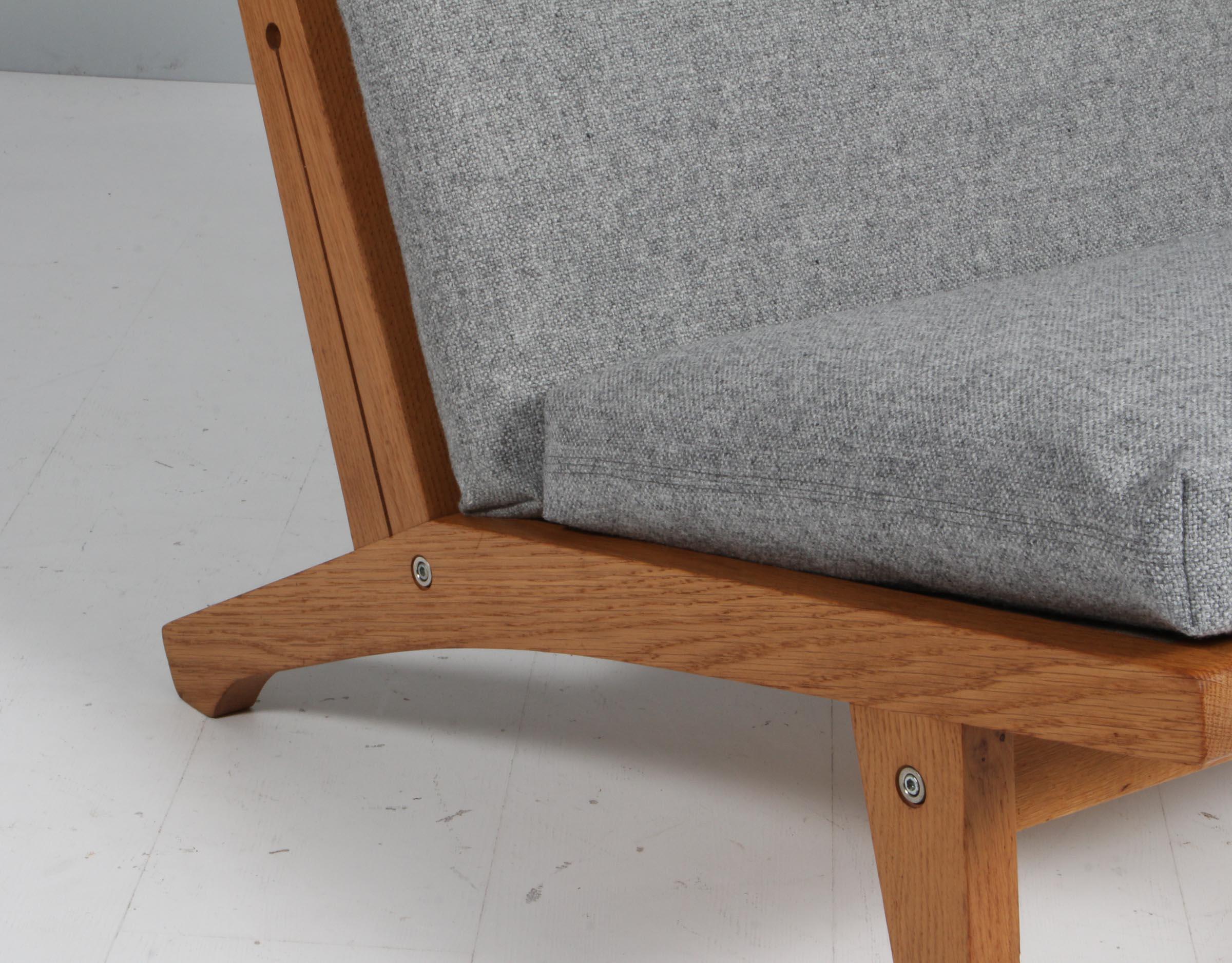 Hans J. Wegner Lounge Chair, Model GE-370 In Excellent Condition For Sale In Esbjerg, DK