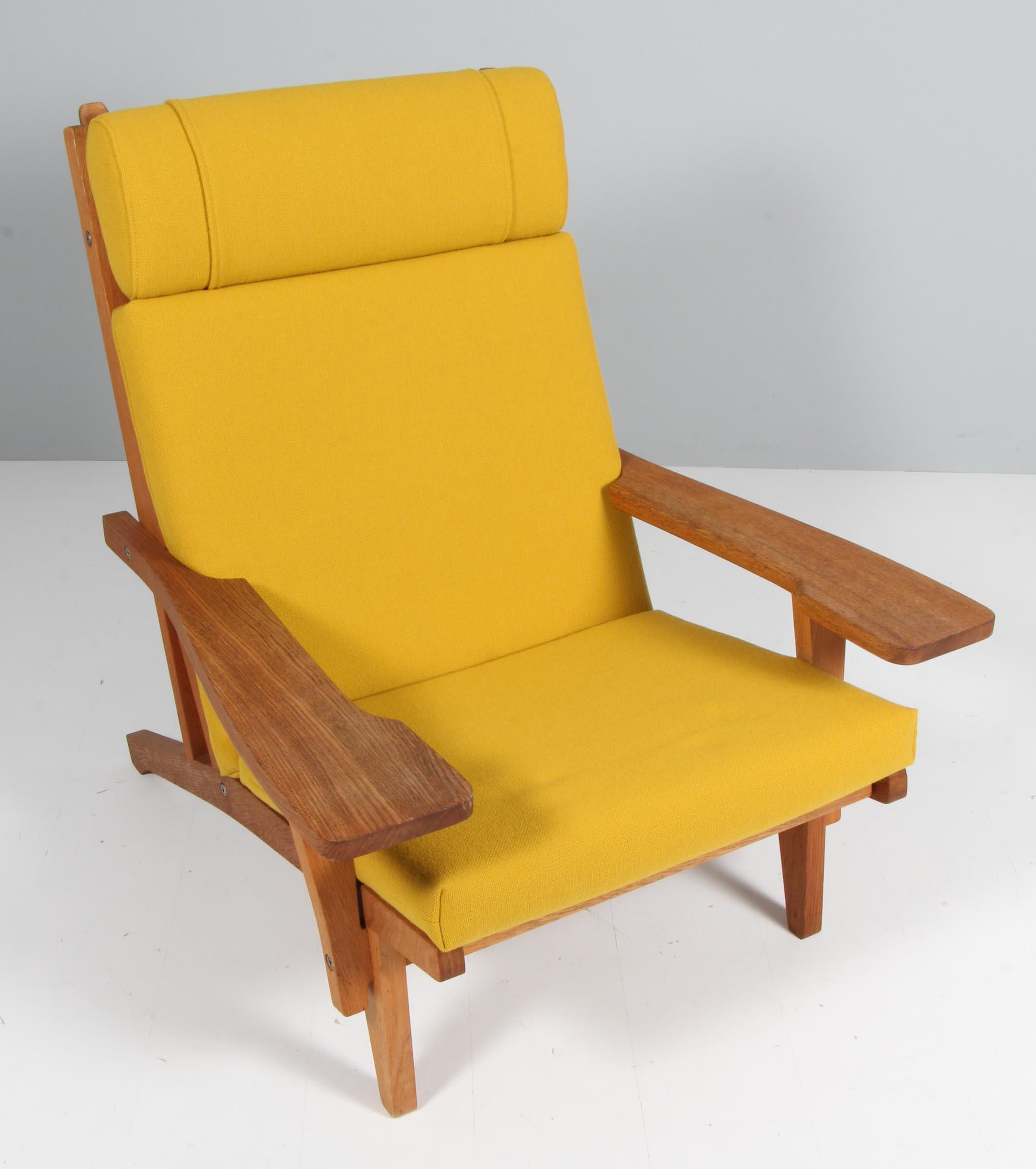 Hans J. Wegner lounge chair with loose cushions new upholstered with yellow Hallingdal wool from Kvadrat.

Frame of oak. With armrests.

Model GE-375, made by GETAMA.
