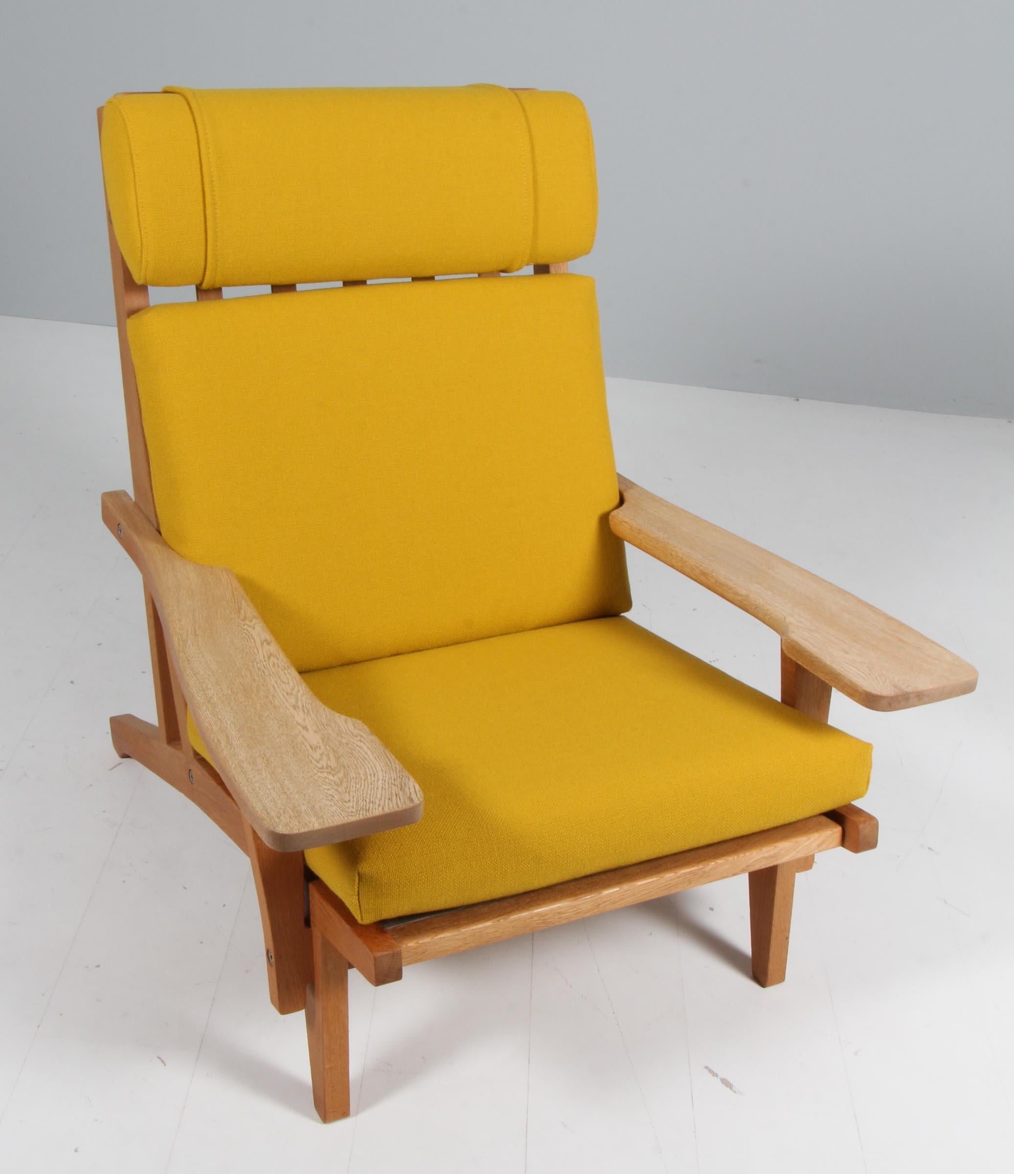Hans J. Wegner lounge chair with loose cushions new upholstered with yellow Hallingdal wool from Kvadrat.

Frame of oak. With armrests.

Model GE-375, made by GETAMA.