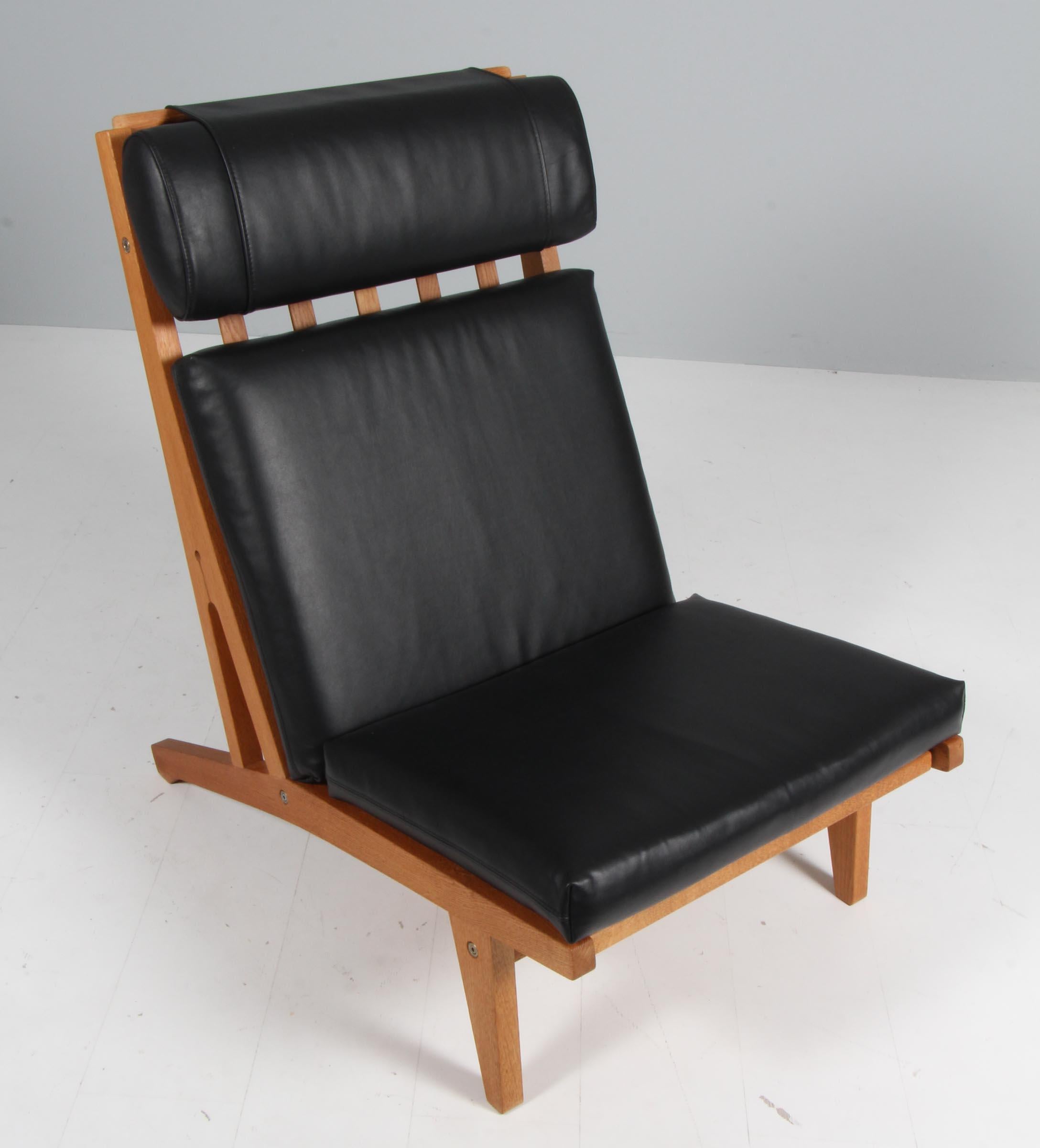 Chaise de salon Hans J. Wegner avec coussins détachés, nouvellement recouverte de cuir noir pur pleine fleur à l'aniline.

Cadre en chêne.

Modèle GE-375, fabriqué par GETAMA.