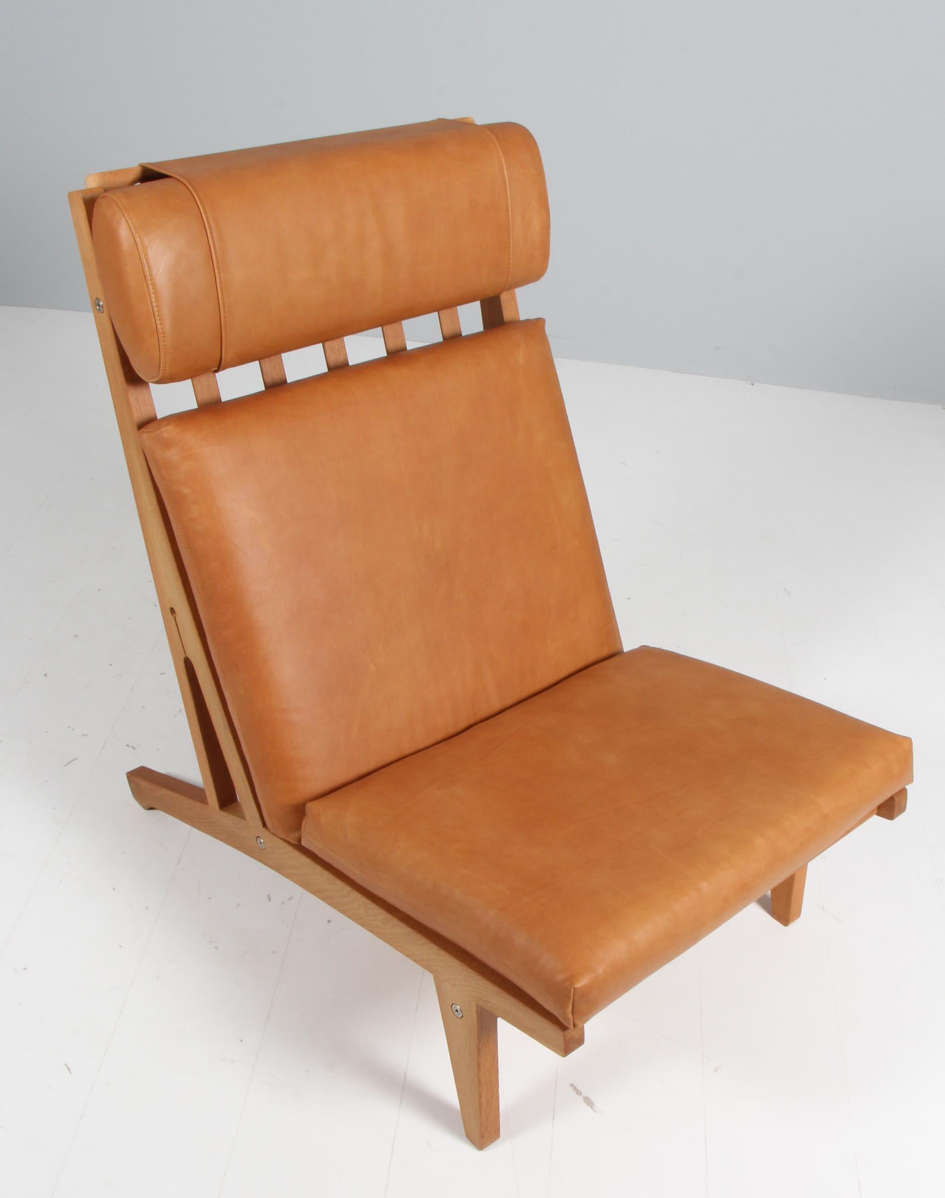 Chaise de salon Hans J. Wegner avec coussins détachés, nouvellement recouverte de cuir à l'aniline pleine fleur cognac vintage.

Cadre en chêne.

Modèle GE-375, fabriqué par GETAMA.