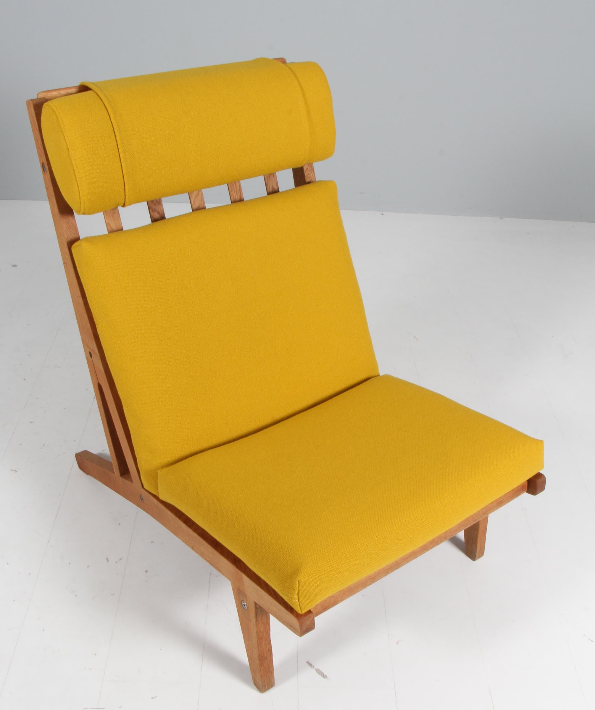 Hans J. Wegner Loungesessel mit losen Kissen, neu gepolstert mit gelbem Hallingdal-Wollstoff.

Rahmen aus Eiche.

Modell GE-375, hergestellt von GETAMA.