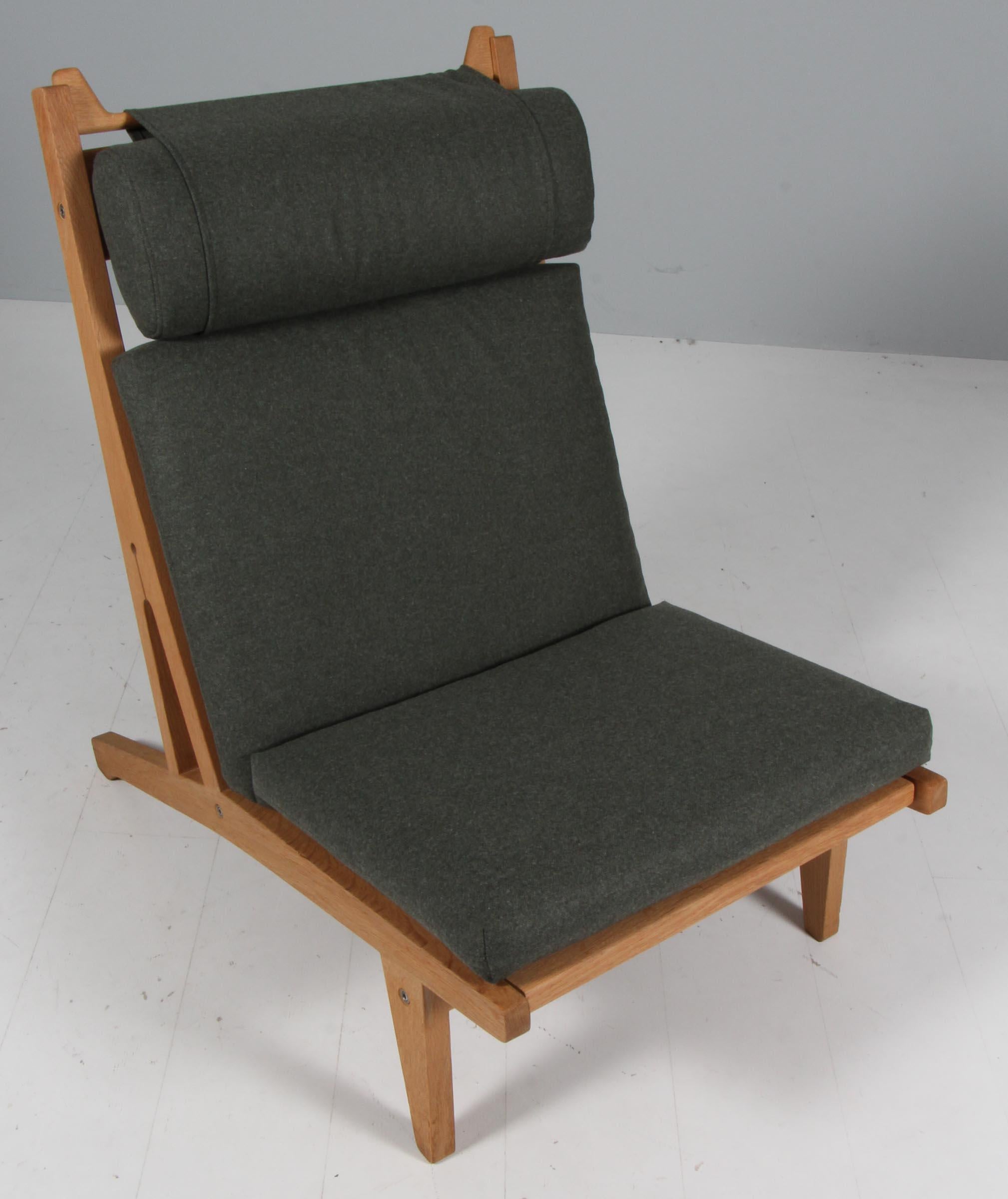 Chaise longue Hans J. Wegner avec coussins détachés, nouvellement recouverte d'un tissu de laine Magrethe vert.

Cadre en chêne.

Modèle GE-375, fabriqué par GETAMA.