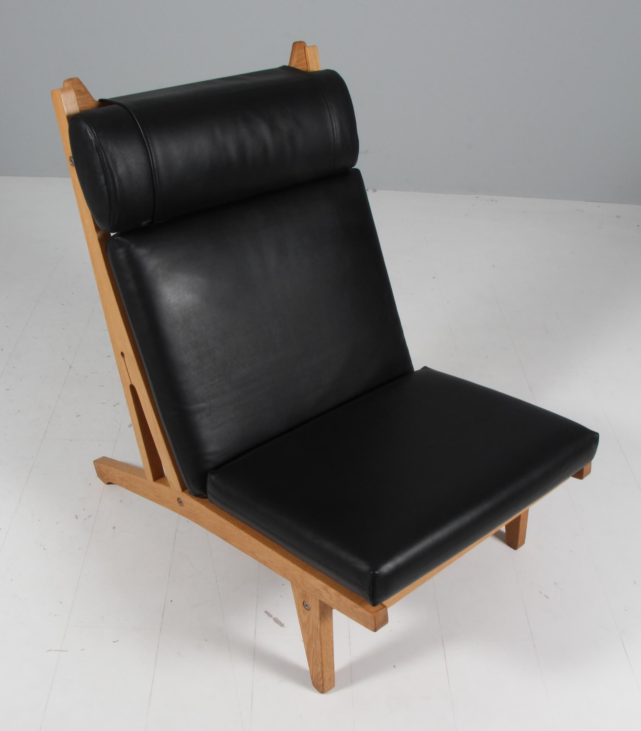 Hans J. Wegner Sessel mit losen Kissen neu gepolstert mit schwarzem Leder.

Rahmen aus Eiche.

Modell GE-375, hergestellt von GETAMA.