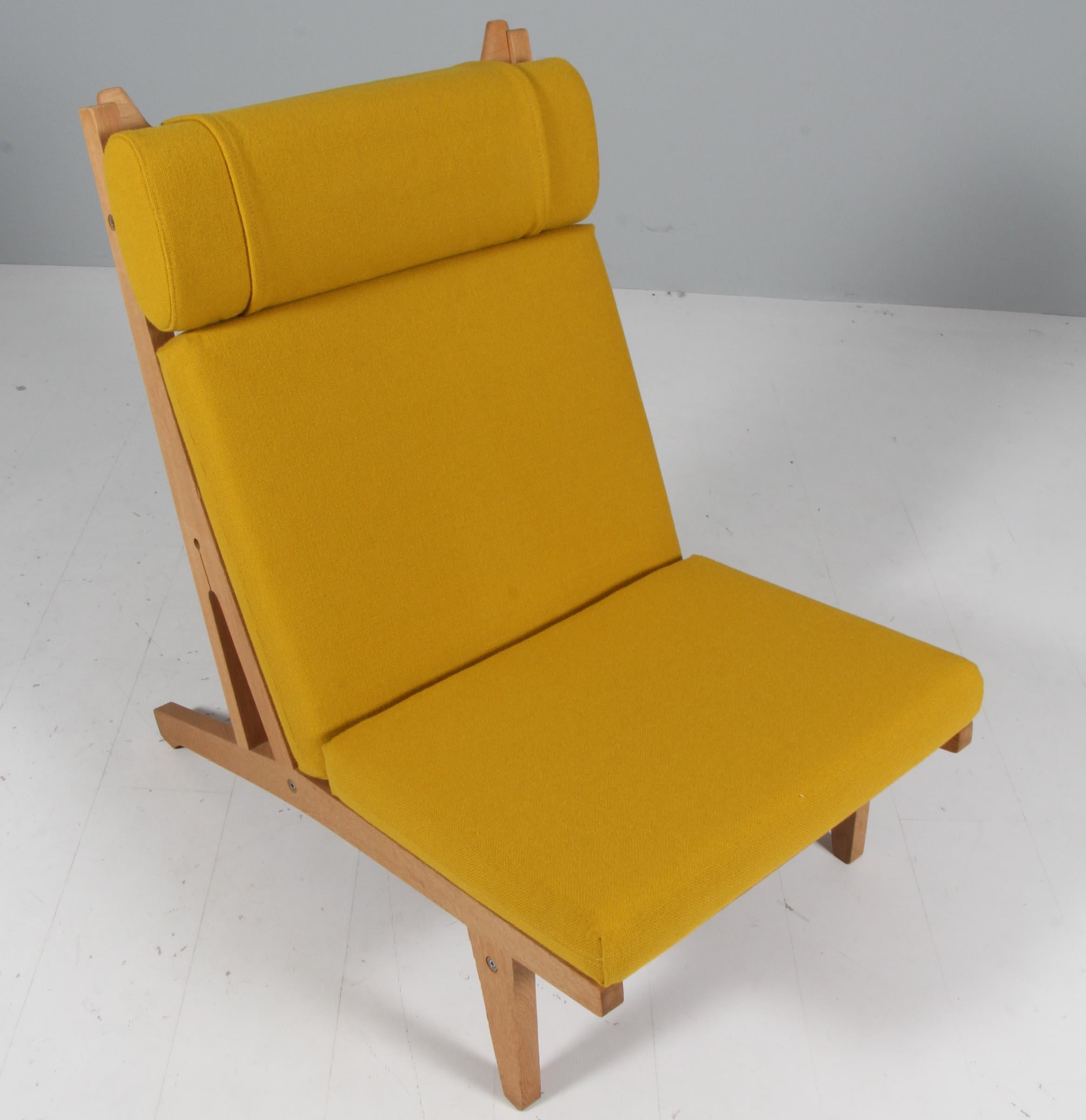 Chaise longue Hans J. Wegner avec coussins détachés, nouvellement recouverte de Hallingdal jaune de Kvadrat.

Cadre en chêne.

Modèle GE-375, fabriqué par GETAMA.