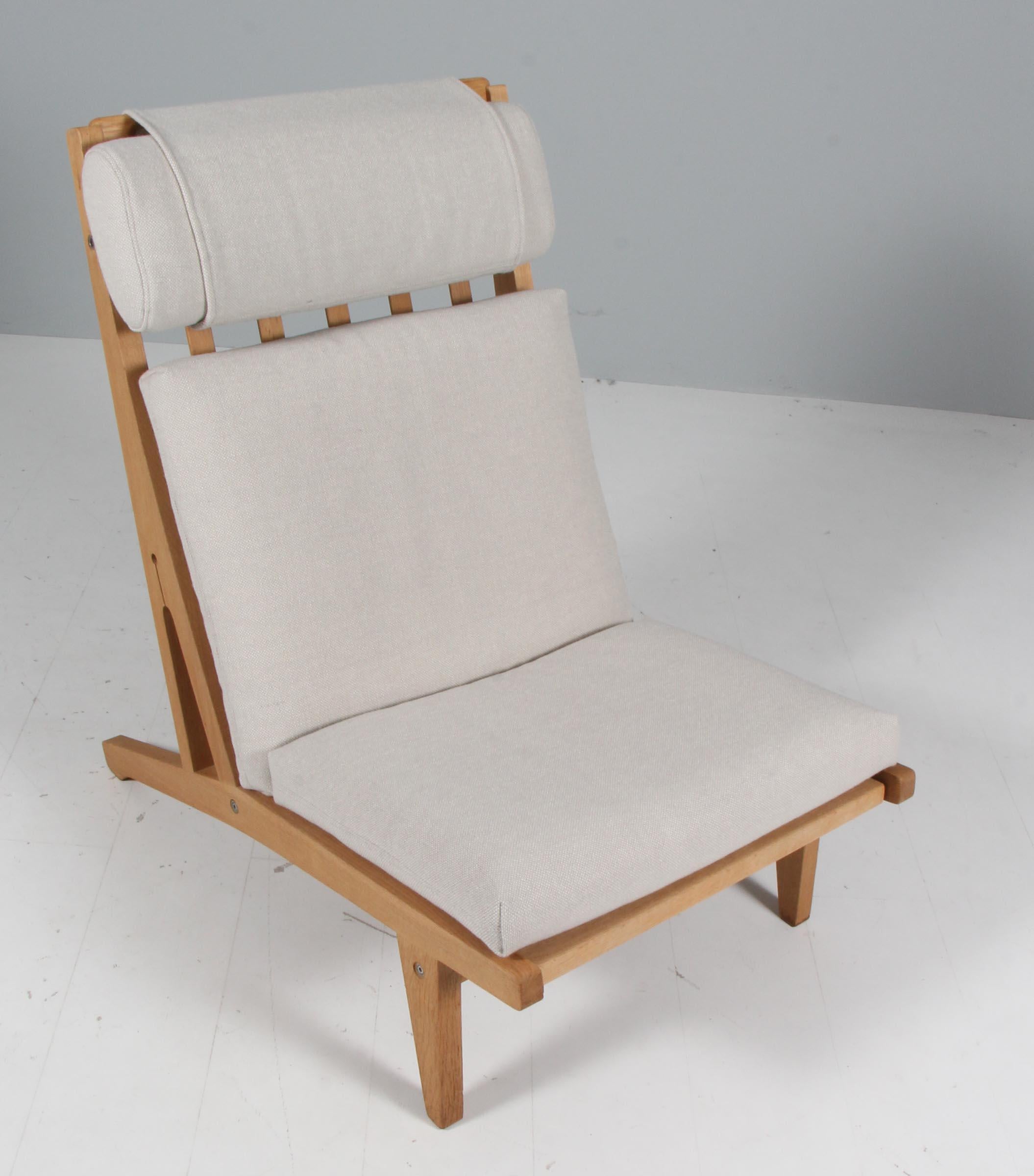 Chaise longue Hans J. Wegner avec coussins détachés nouvellement tapissée de Hallingdal clair de Kvadrat.

Cadre en chêne.

Modèle GE-375, fabriqué par GETAMA.