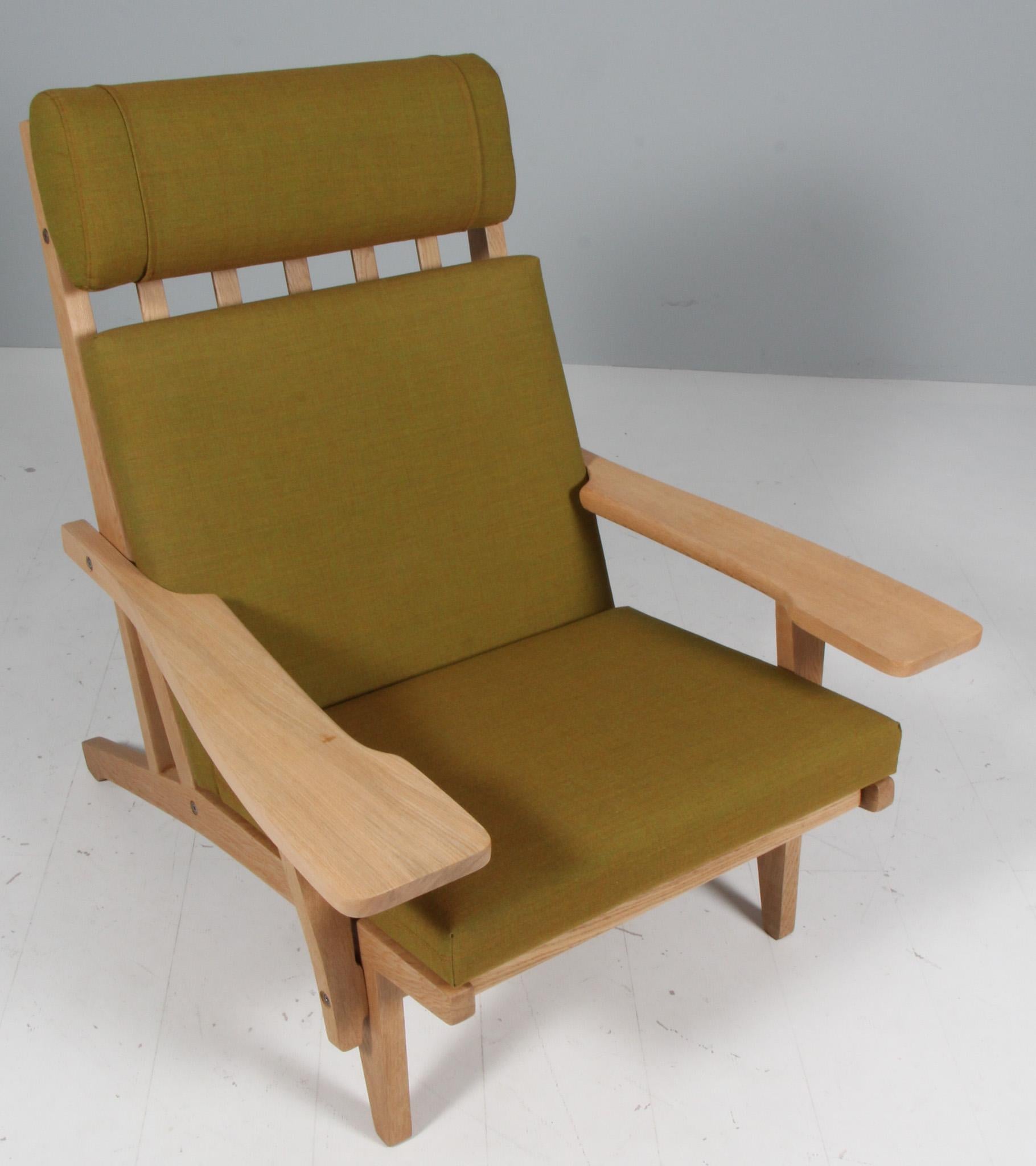 Hans J. Wegner Loungesessel mit losen Kissen, neu gepolstert mit grünem Rewool-Stoff von Kvadrat.

Rahmen aus Eiche. Mit Armlehnen.

Modell GE-375, hergestellt von GETAMA.