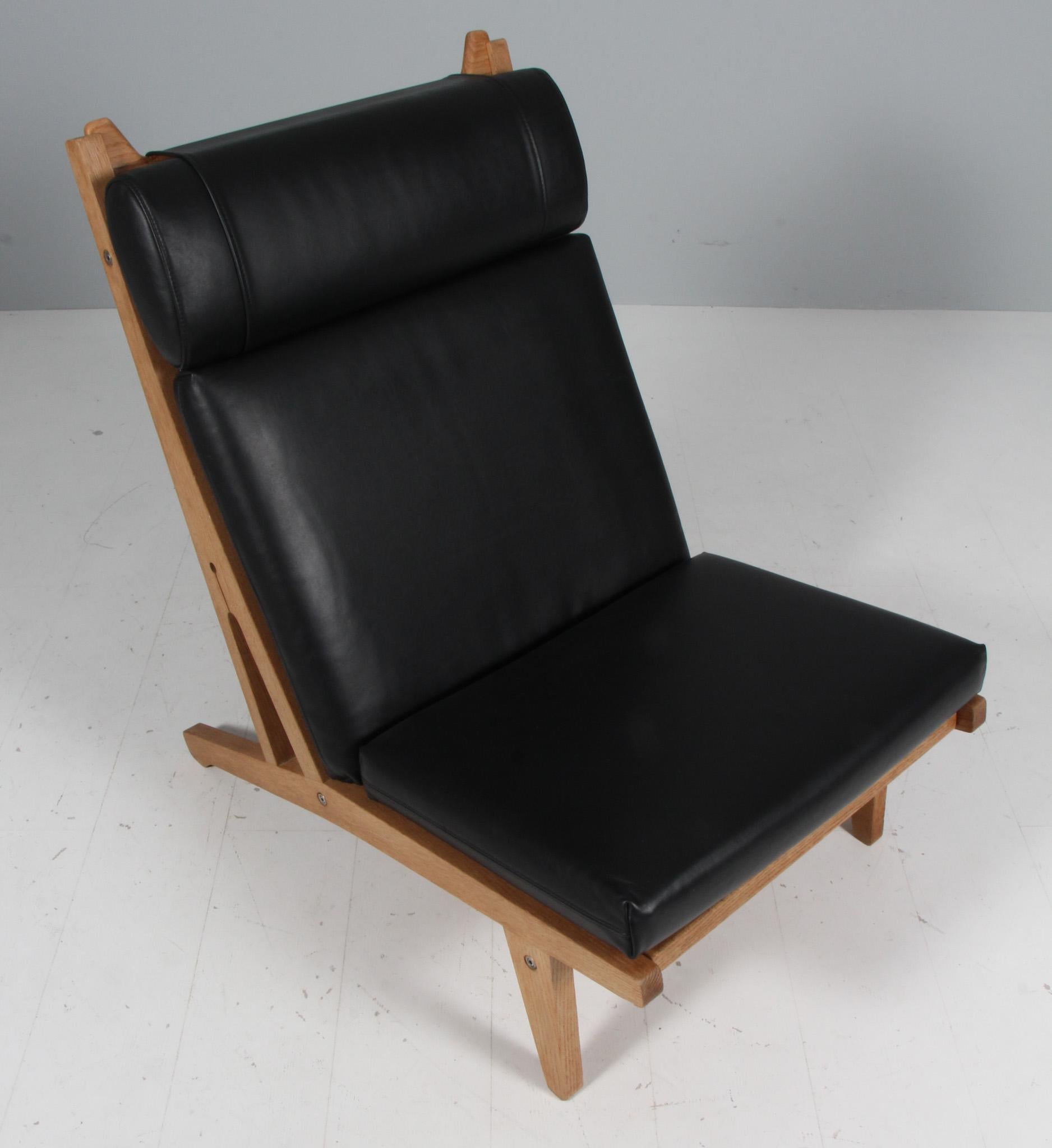 Sedia da salotto Hans J. Wegner con cuscini sciolti, nuova e rivestita in pelle nera.

Telaio in Oak.

Modello GE-375, prodotto da GETAMA.