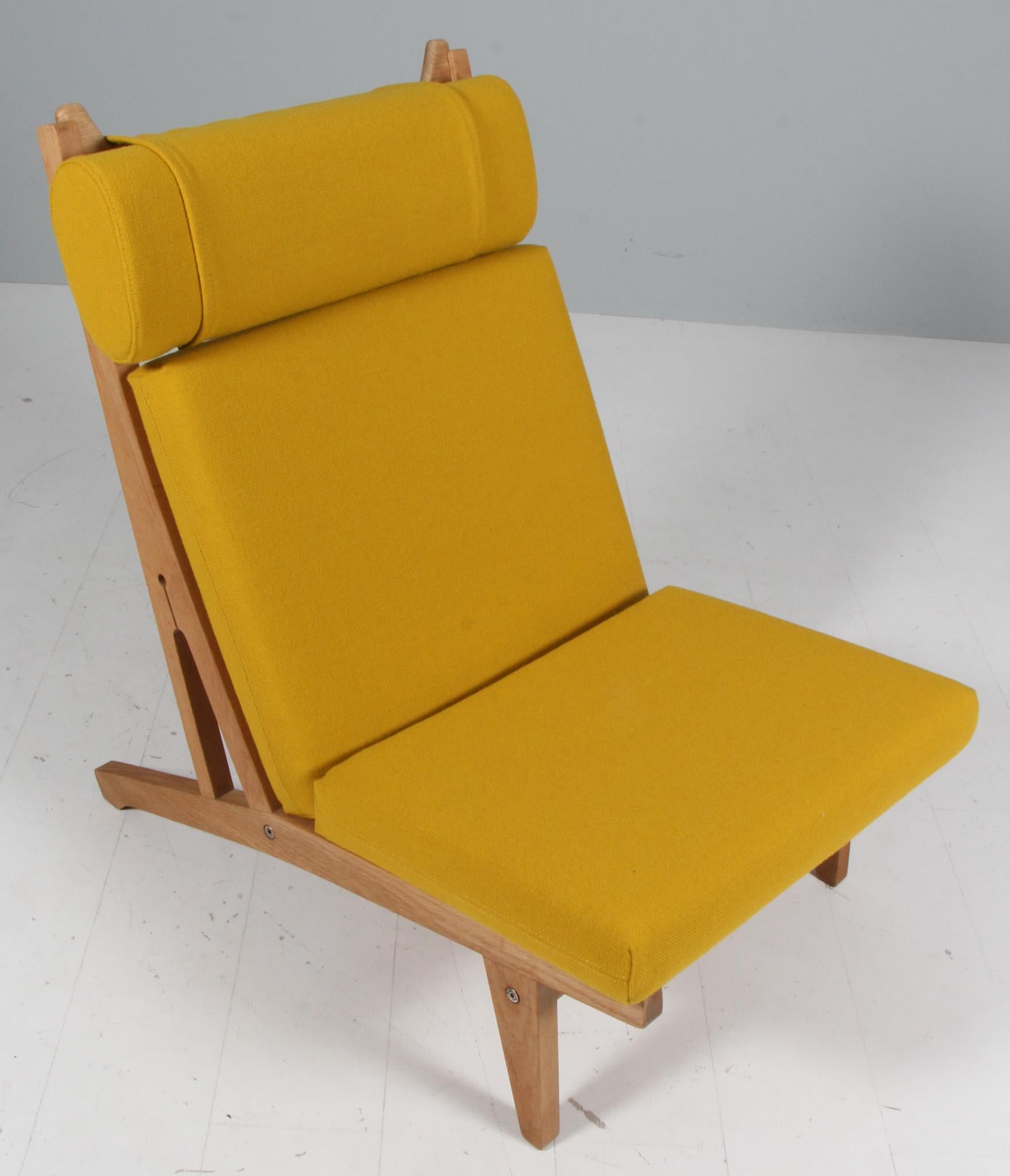 Hans J. Wegner Loungesessel mit losen Kissen, neu gepolstert mit gelber Hallingdal-Wolle von Kvadrat.

Rahmen aus Eiche.

Modell GE-375, hergestellt von GETAMA.