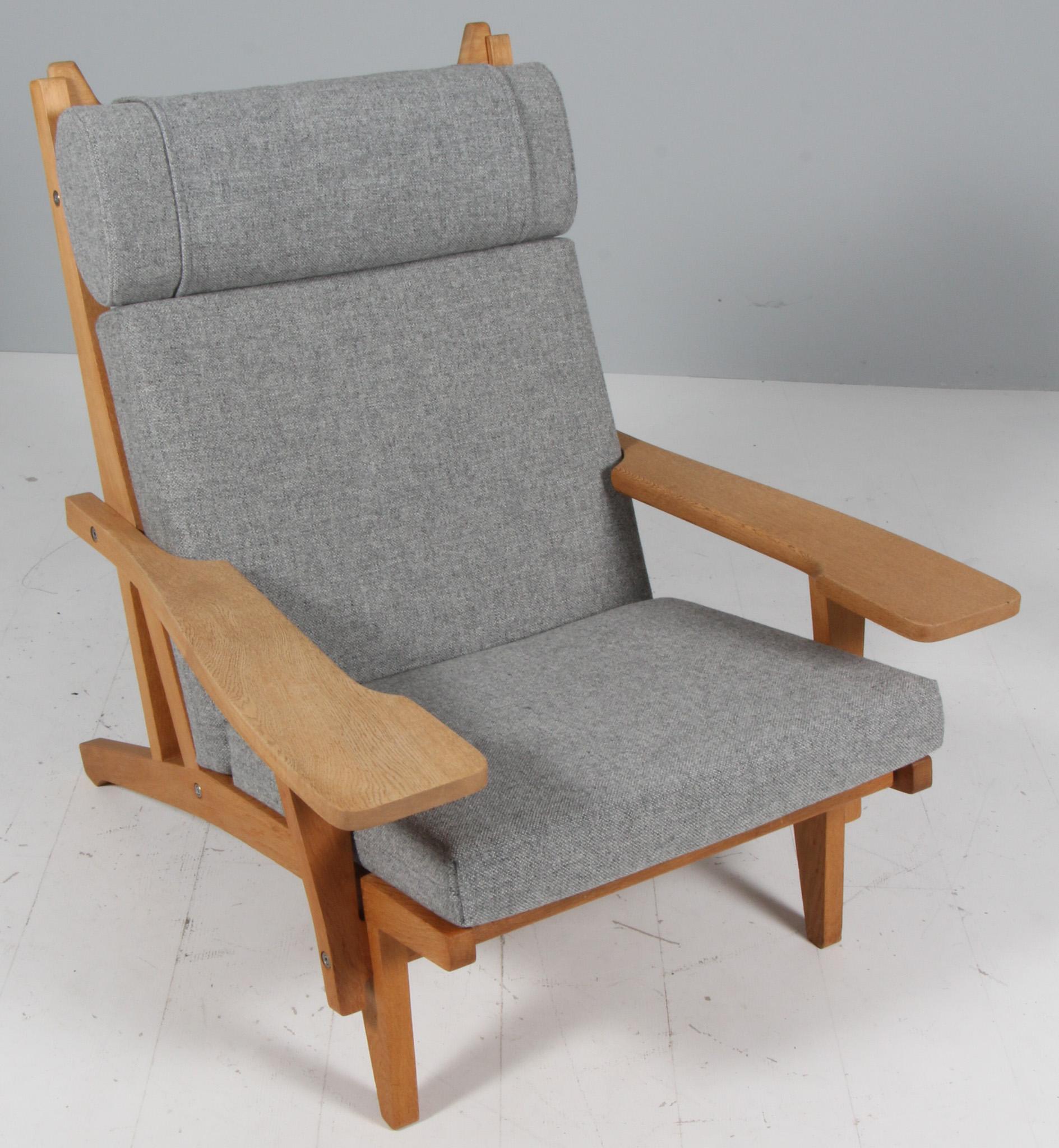Hans J. Wegner lounge chair with loose cushions new upholstered with Grey Hallingdal wool from Kvadrat.

Frame of oak. With armrests.

Model GE-375, made by GETAMA.