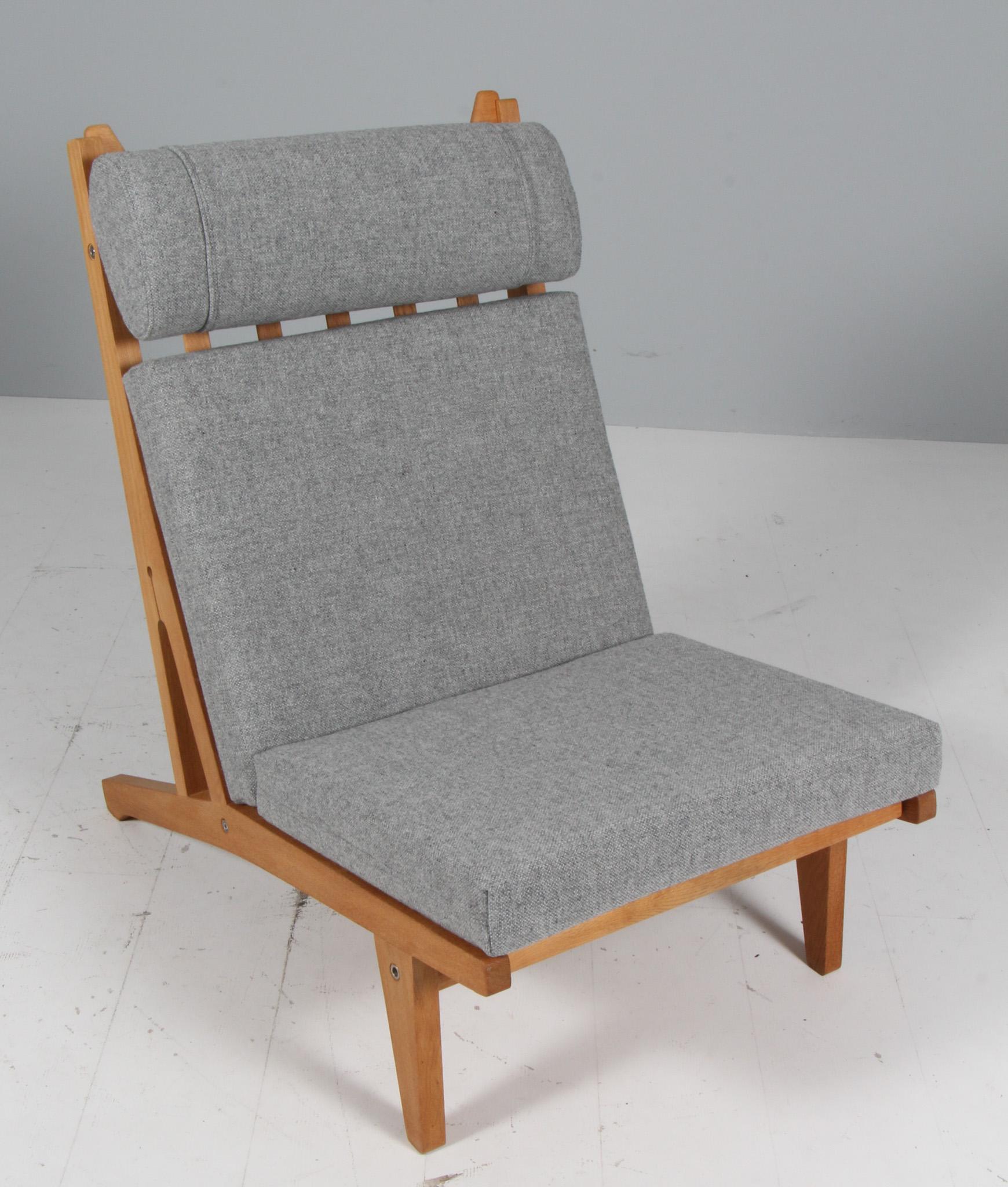 Chaise longue Hans J. Wegner avec coussins détachés, nouvellement recouverte de laine Hallingdal gris clair de Kvadrat.

Cadre en chêne.

Modèle GE-375, fabriqué par GETAMA.