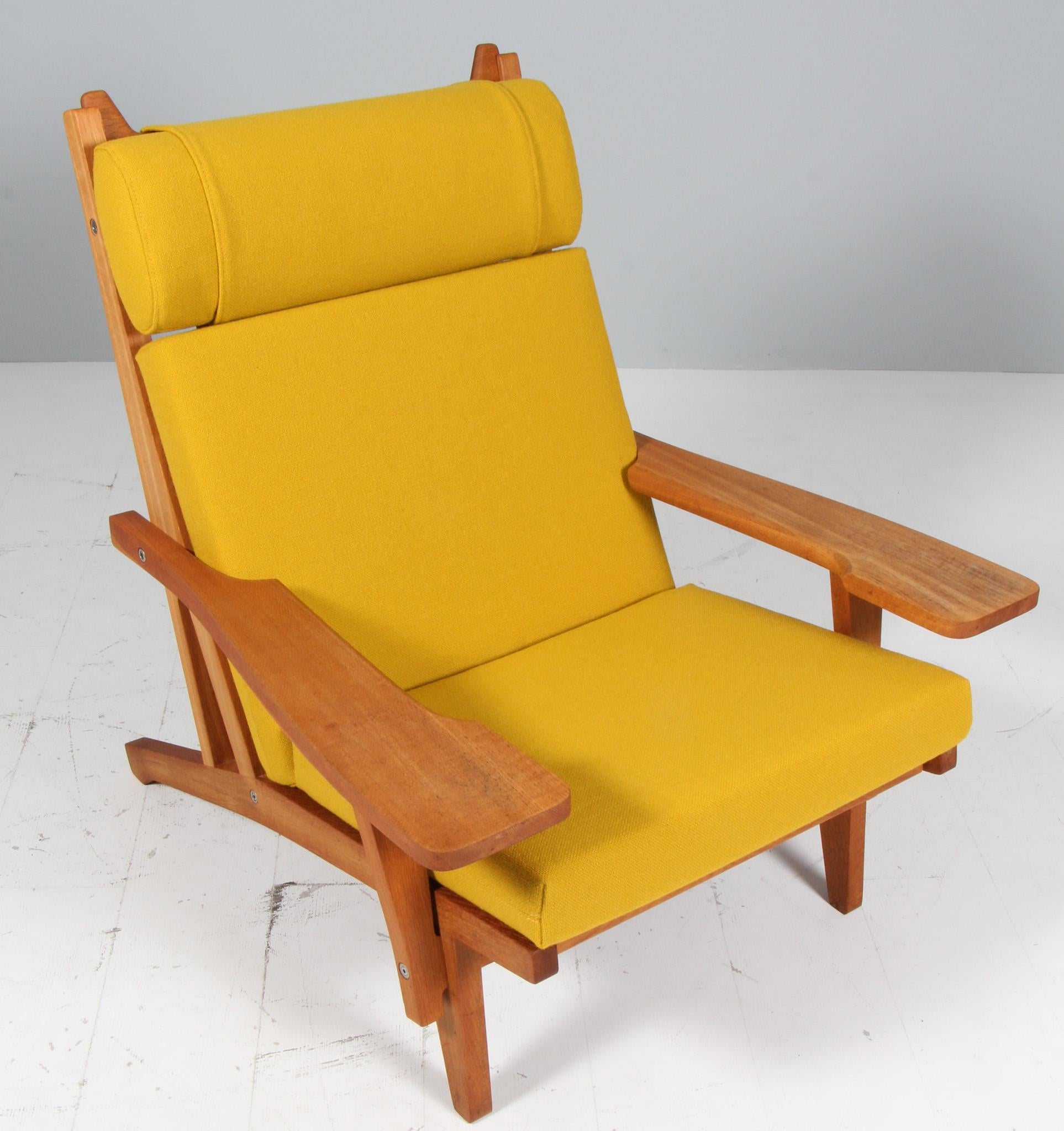 Hans J. Wegner lounge chair with loose cushions new upholstered with yellowHallingdal wool from Kvadrat.

Frame of oak. With armrests.

Model GE-375, made by GETAMA.