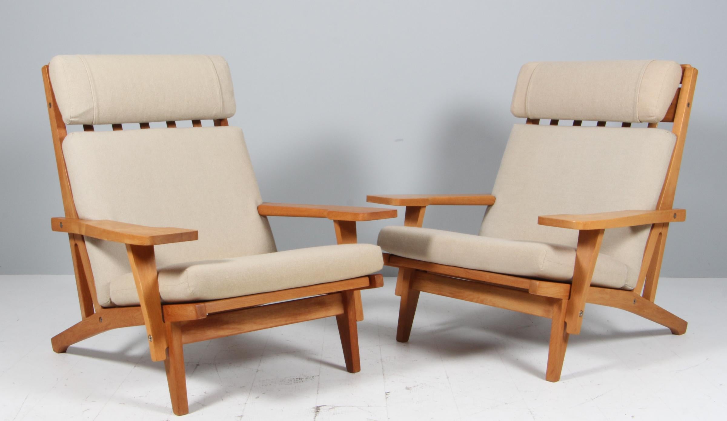 Hans J. Wegner lounge chair with loose cushions original upholstered with lightHallingdal wool from Kvadrat.

Frame of oak. With armrests.

Model GE-375, made by GETAMA.