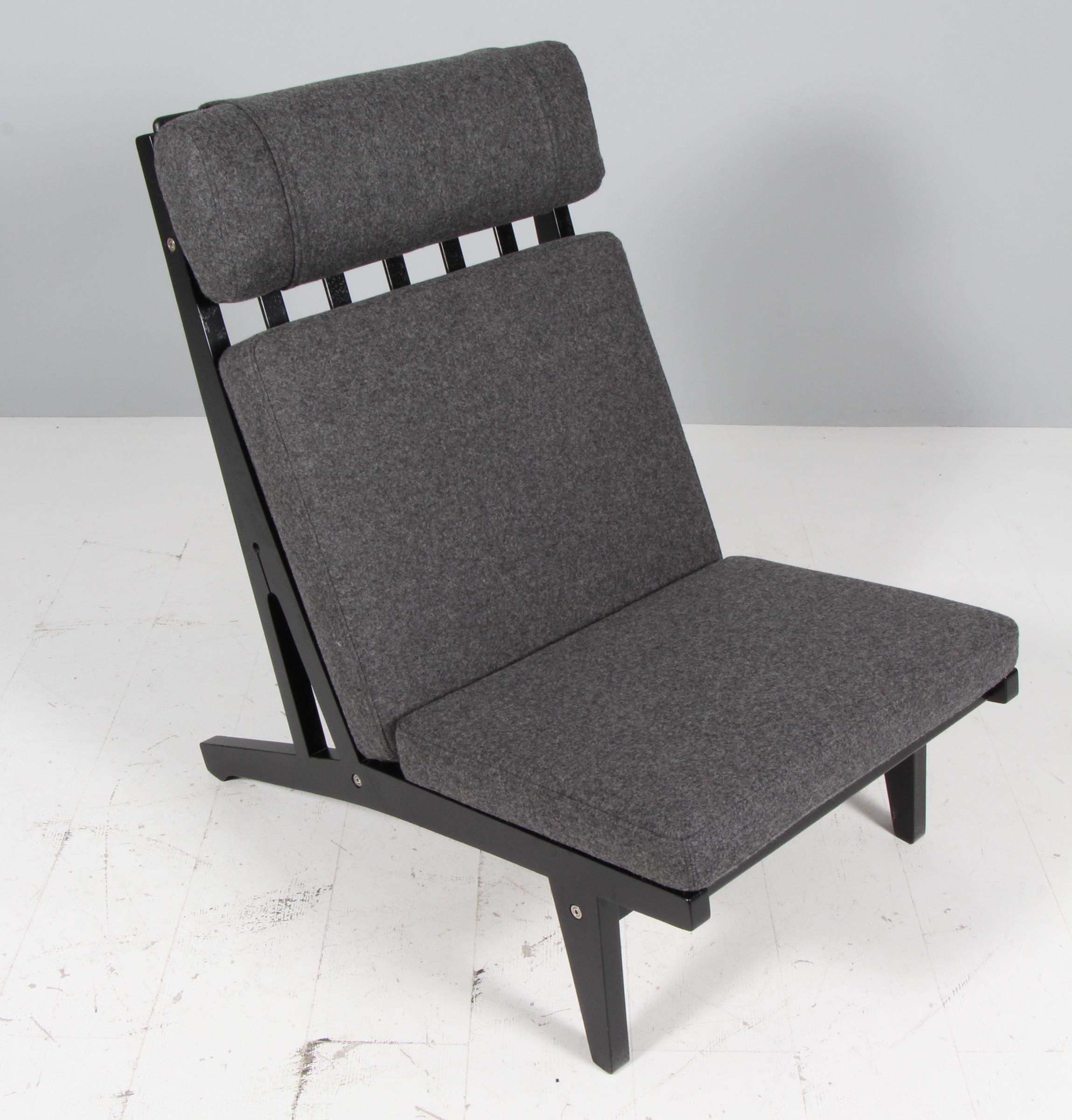Hans J. Wegner Sessel mit losen Kissen neu gepolstert Antrazite Blazer aus Wolle von Camira.

Rahmen aus schwarz gebeizter Eiche.

Modell GE-375, hergestellt von GETAMA.