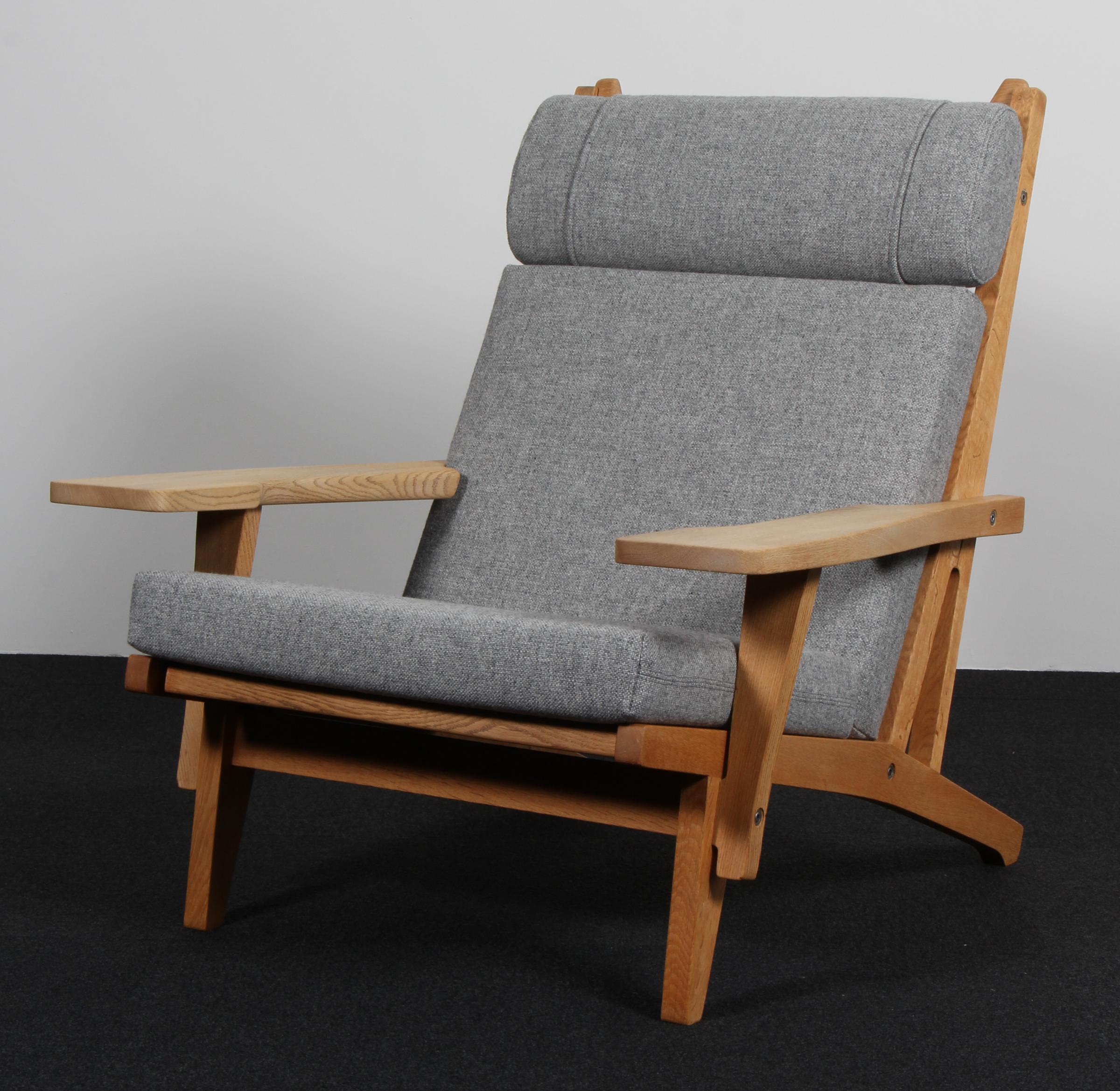 Hans J. Wegner lounge chair with loose cushions new upholstered with Grey Hallingdal wool from Kvadrat.

Frame of oak. With armrests.

Model GE-375, made by GETAMA.