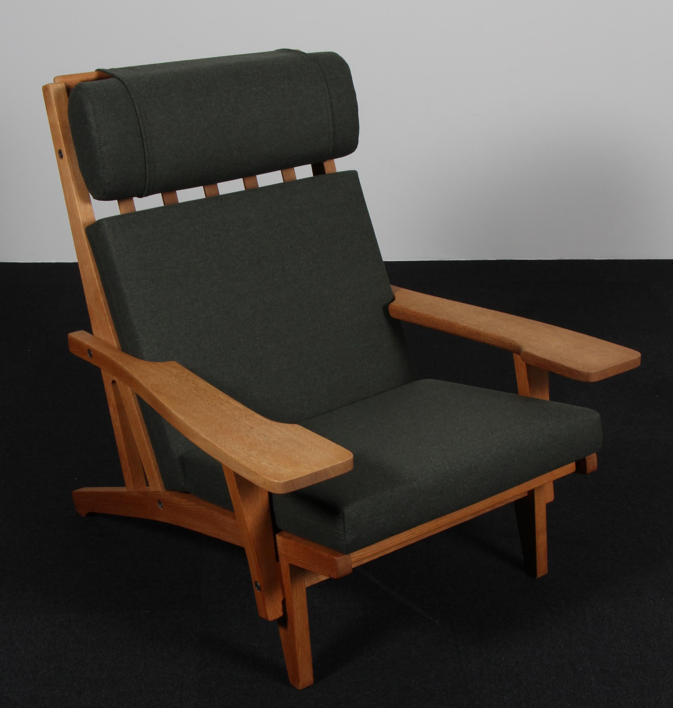 Sillón Hans J. Wegner con cojines sueltos nuevo tapizado con lana verde Magrethe de Nevotex.

Estructura de roble. Con reposabrazos.

Modelo GE-375, fabricado por GETAMA.