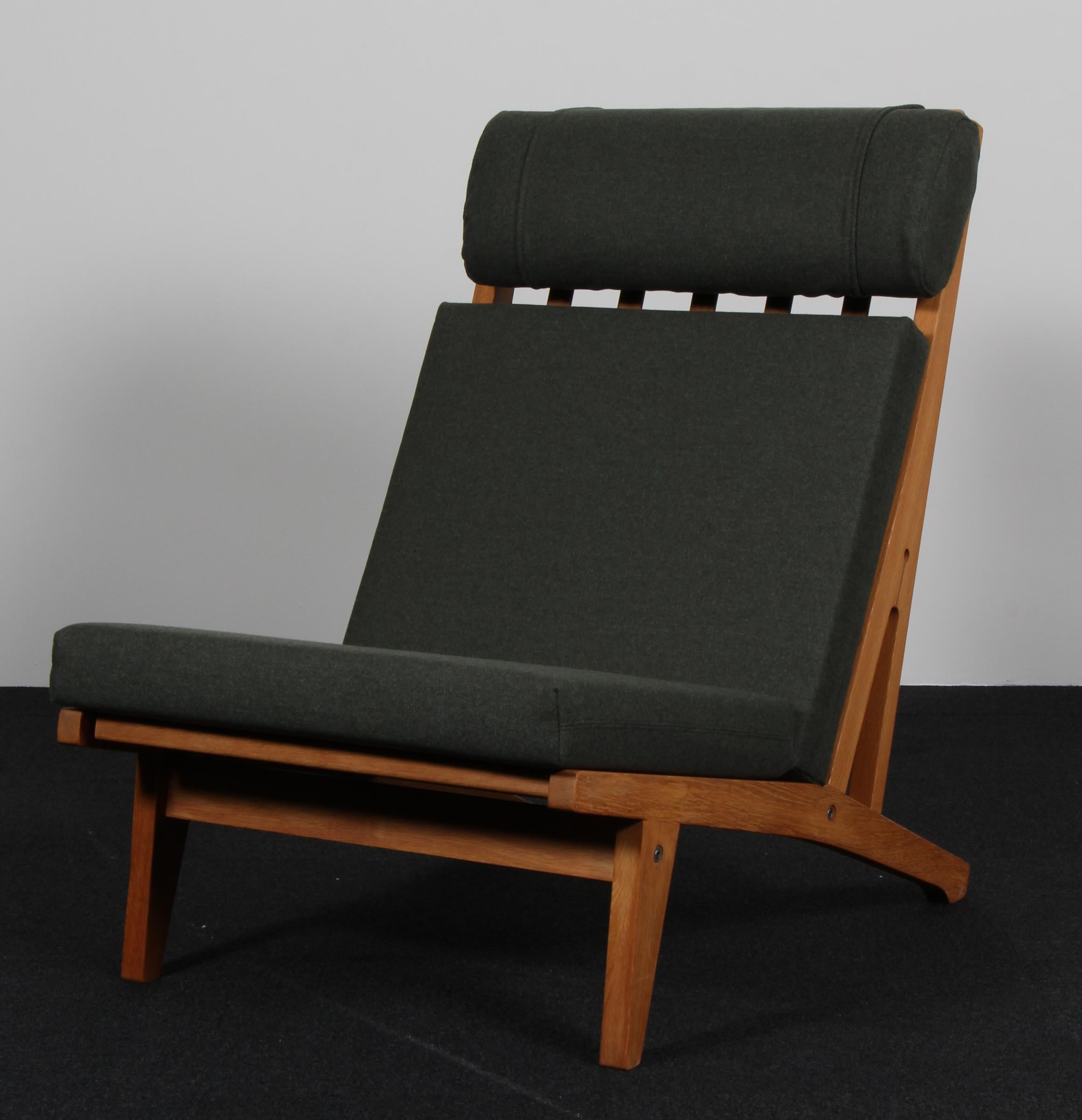 Hans J. Wegner lounge chair with loose cushions new upholstered with light green Magrethe wool from Nevotex.

Frame of oak.

Model GE-375, made by GETAMA.