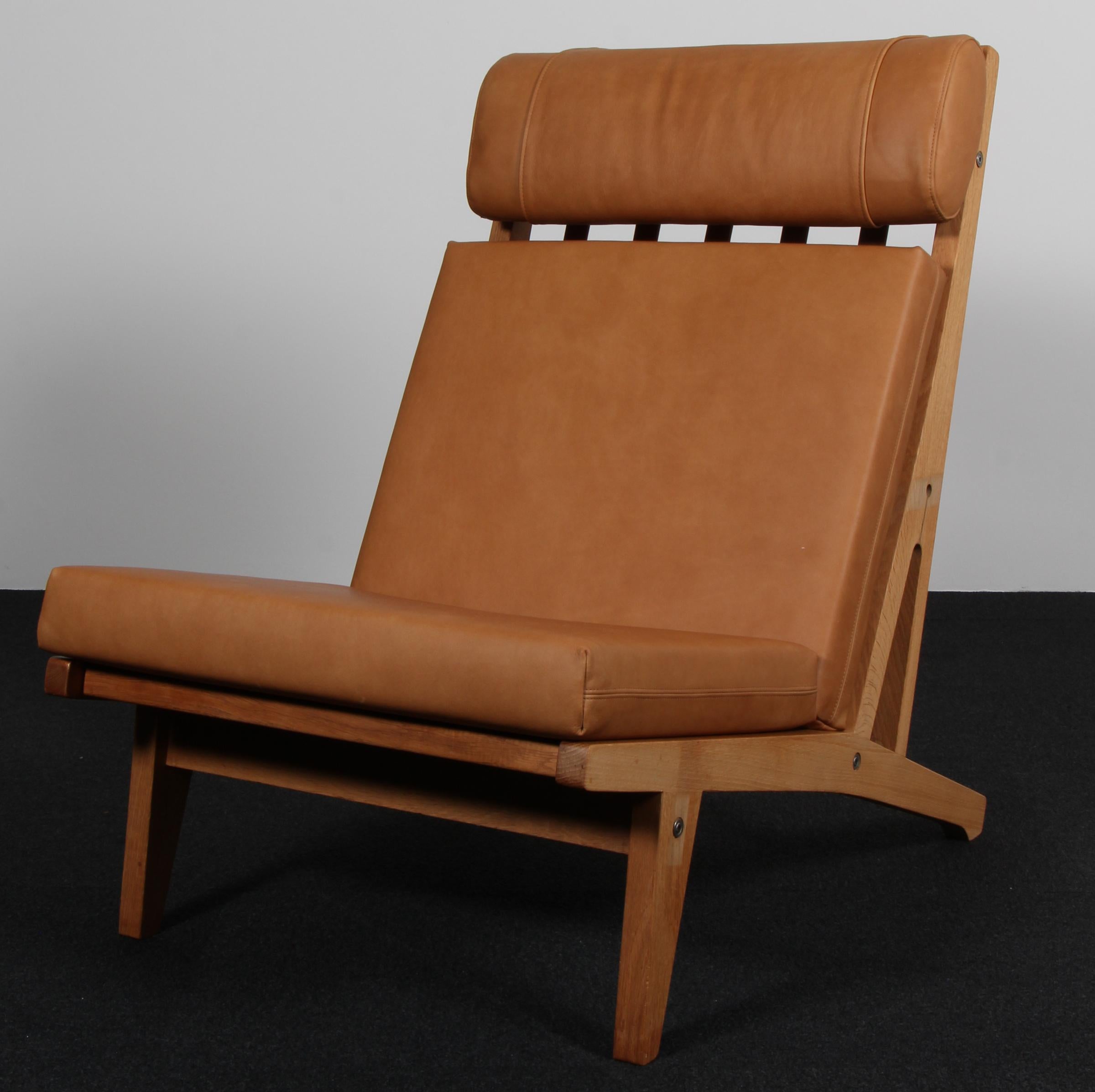 Hans J. Wegner Loungesessel mit losen Kissen neu gepolstert mit Vintage Vollnarbenanilinleder.

Rahmen aus Eiche.

Modell GE-375, hergestellt von GETAMA.