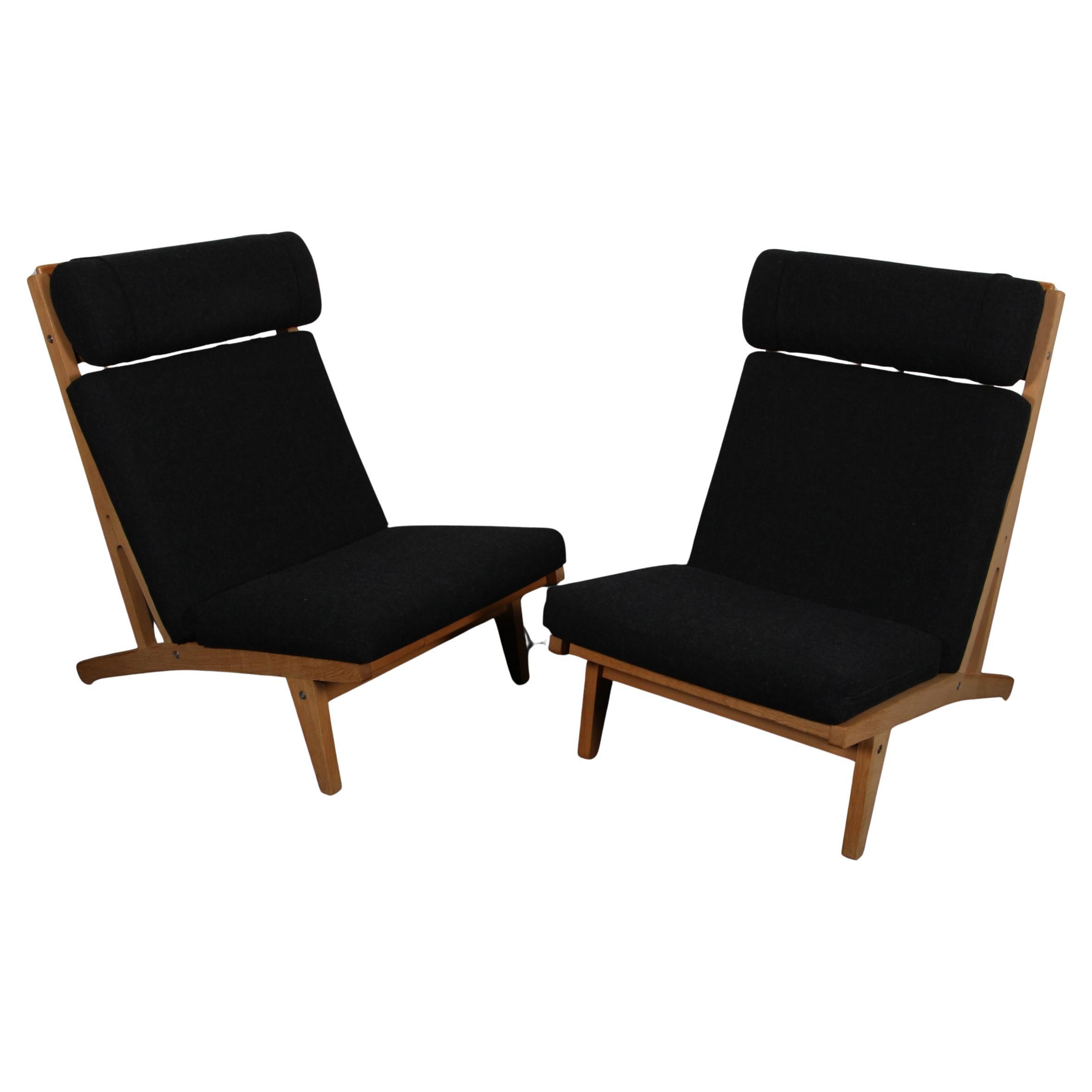 Hans J. Wegner Loungesessel mit losen Kissen, gepolstert mit dunkelgrauer Wolle.

Rahmen aus Eiche.

Modell GE-375, hergestellt von GETAMA.