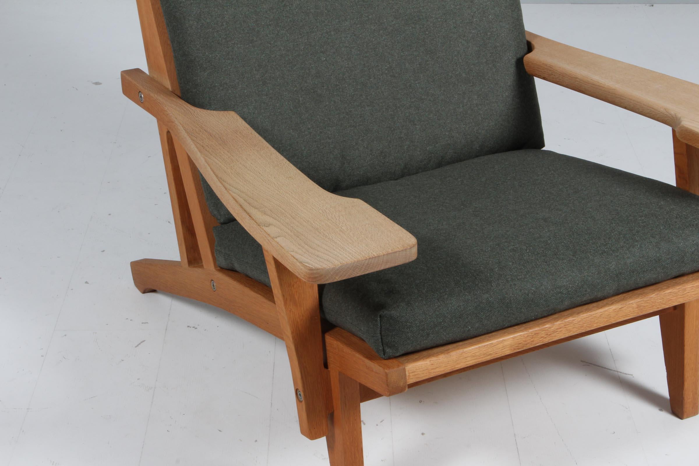 Scandinavian Modern Hans J. Wegner Lounge Chair, Model GE-375 For Sale