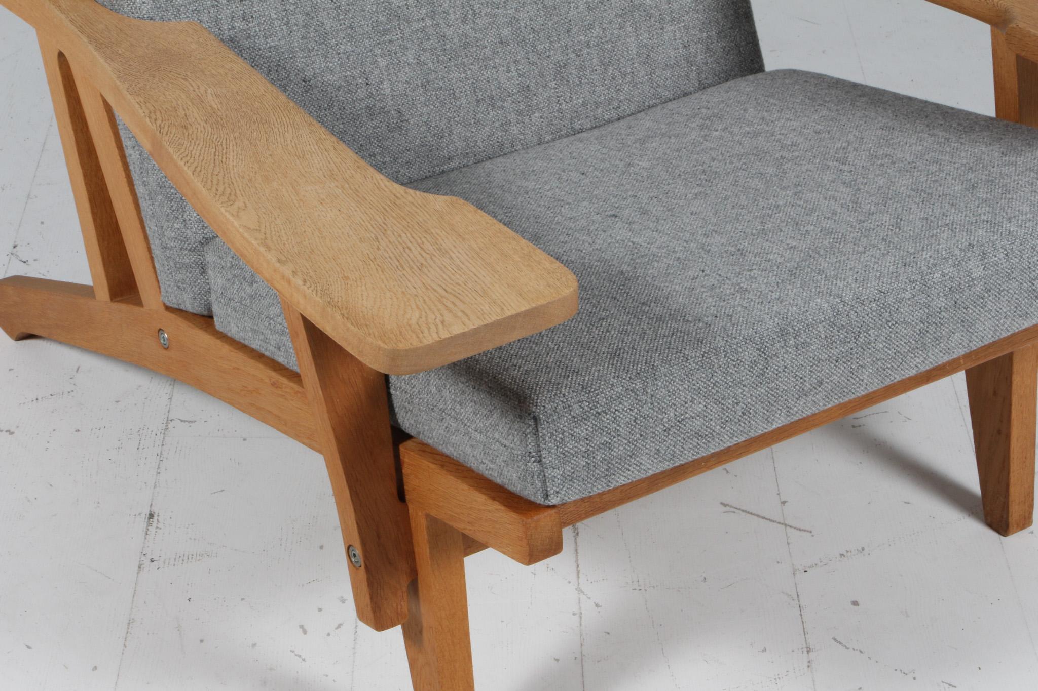 Scandinavian Modern Hans J. Wegner Lounge Chair, Model GE-375 For Sale