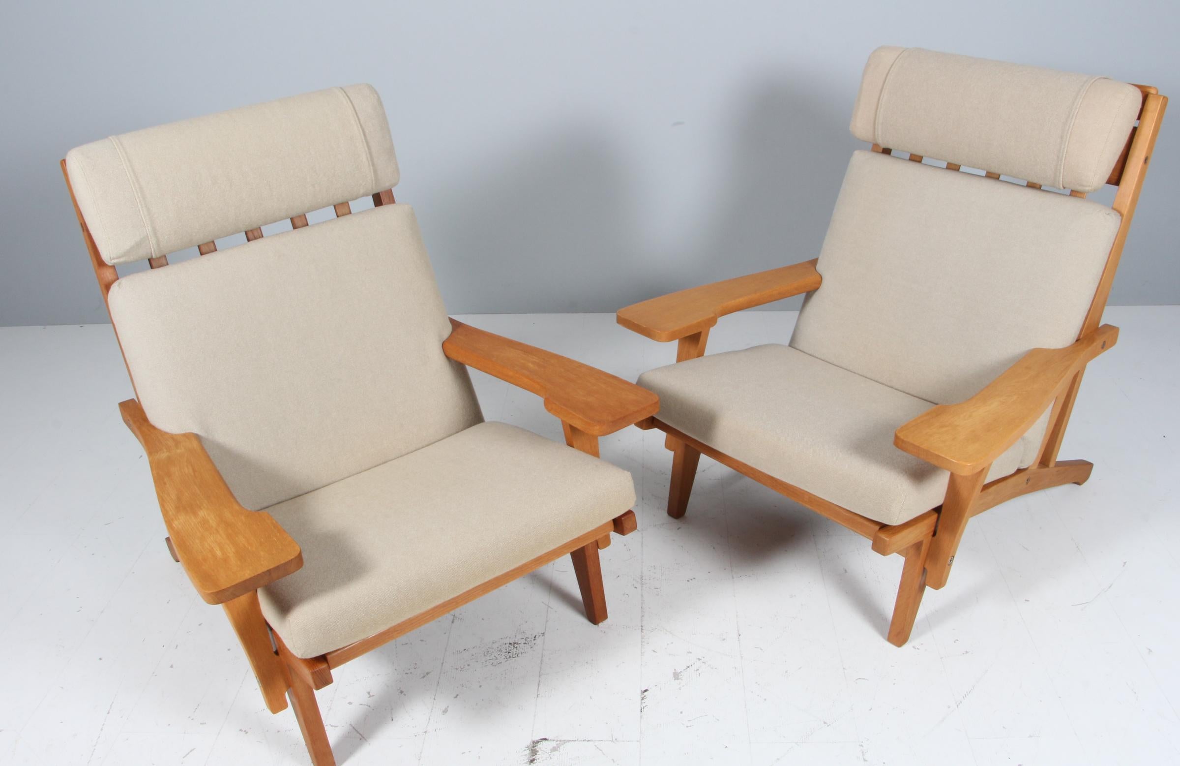 Scandinavian Modern Hans J. Wegner Lounge Chair, Model GE-375 For Sale