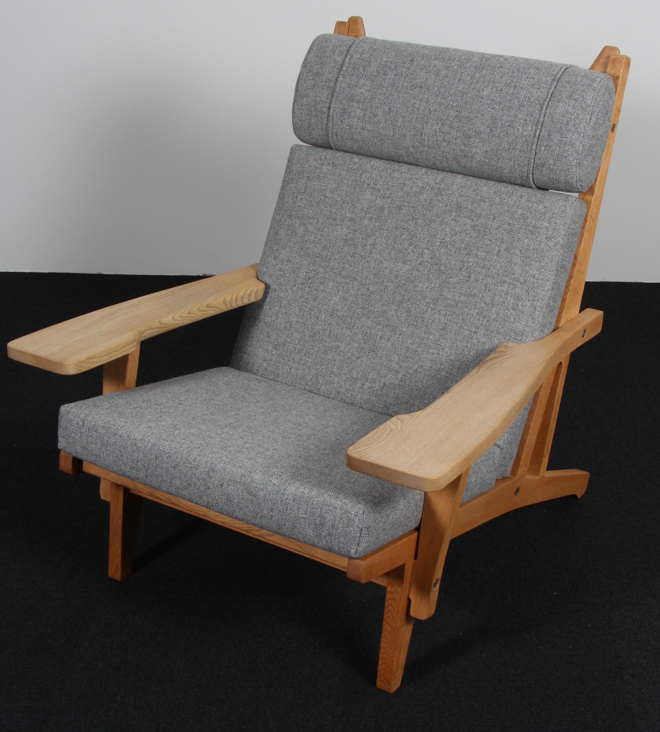 Scandinavian Modern Hans J. Wegner Lounge Chair, Model GE-375 For Sale