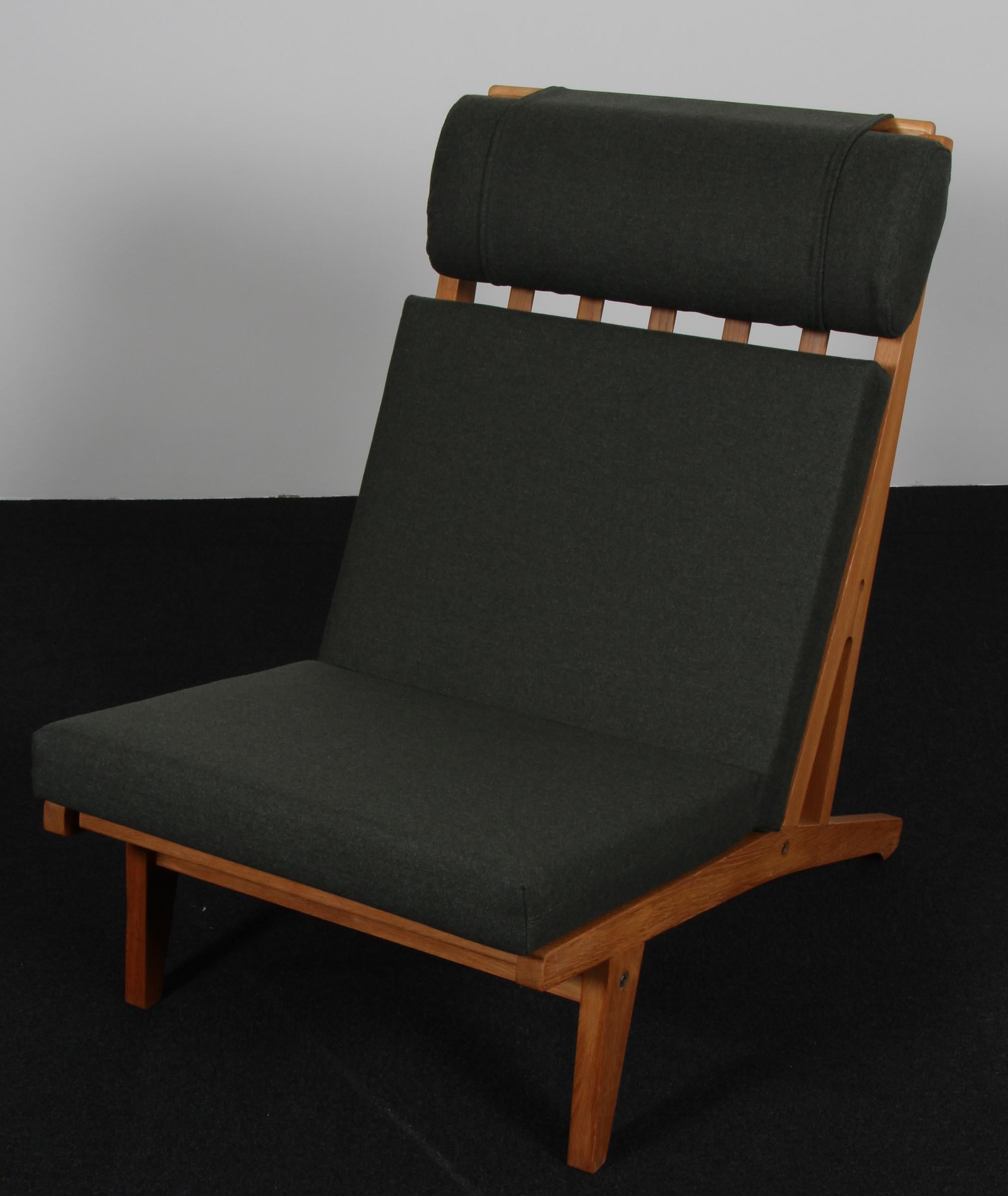 Scandinavian Modern Hans J. Wegner Lounge Chair, Model GE-375 For Sale