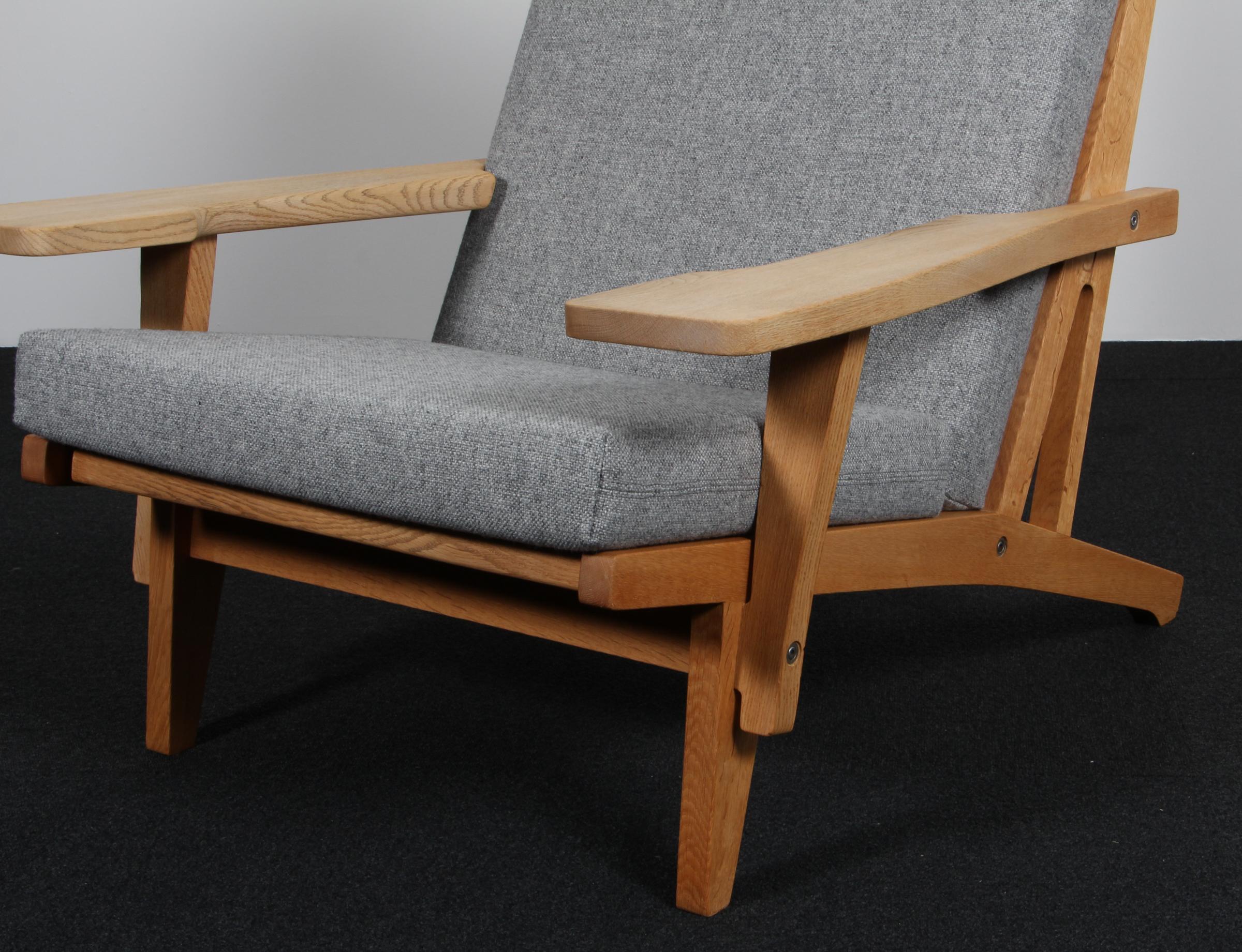 Hans J. Wegner Lounge Chair, Model GE-375 In Good Condition For Sale In Esbjerg, DK
