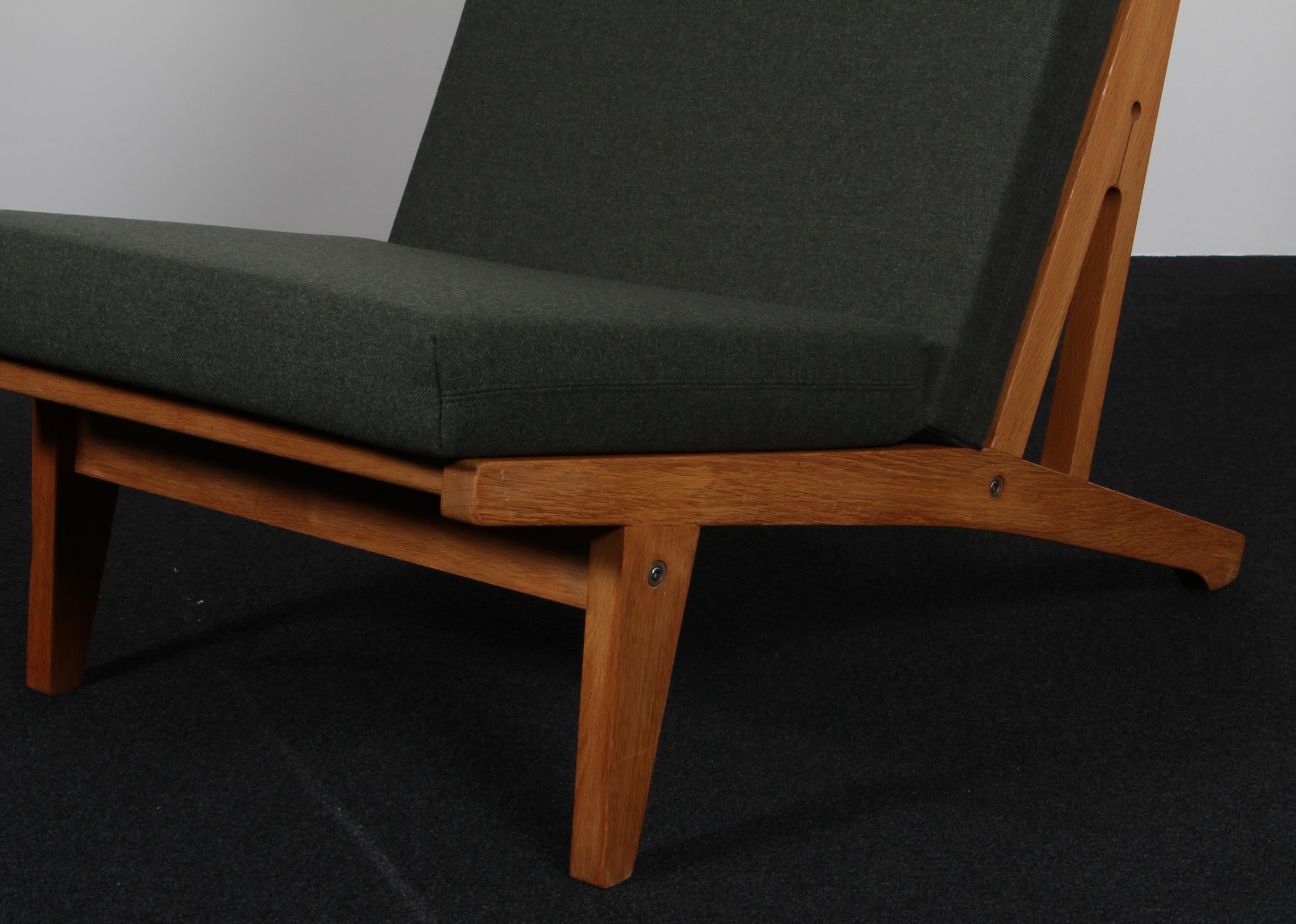 Hans J. Wegner Lounge Chair, Model GE-375 In Good Condition For Sale In Esbjerg, DK