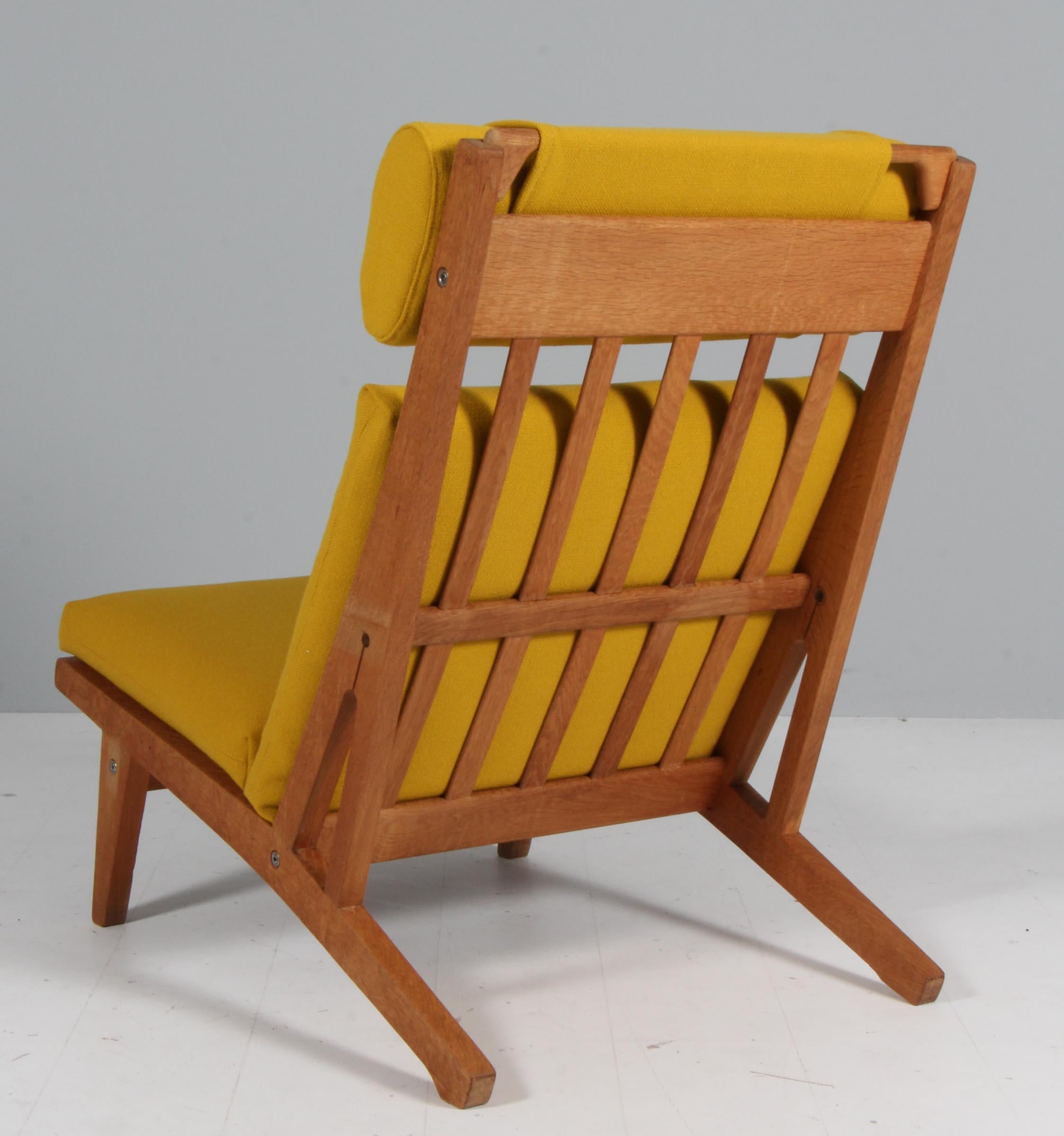 Oak Hans J. Wegner Lounge Chair, Model GE-375 For Sale